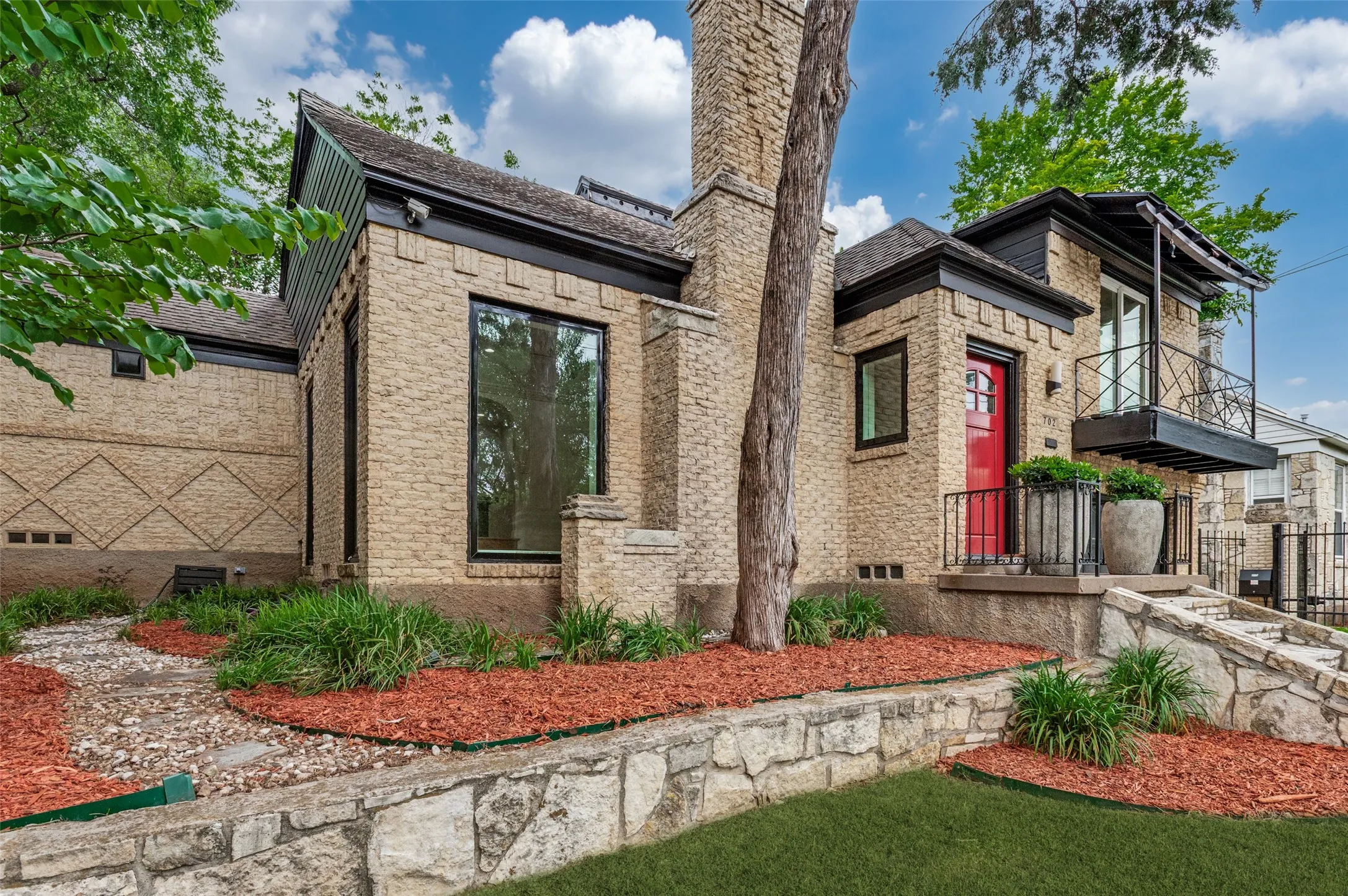 Single Family Residence For Sale in Dallas County , 702 N Hampton Road, Dallas, Texas 75208, 2 Bedroom, 2 Bathroom, 2 Garage spaces, 1,404 Sqft, built in 1940, mls#21277255, Real Estate Agent in Dallas, Homes For Sale in Dallas county, Homes For Sale in Dallas, Realtor in Dallas Texas, Real Estate Brokerage Independent Realty Texas, Luminita Cordes Realtor