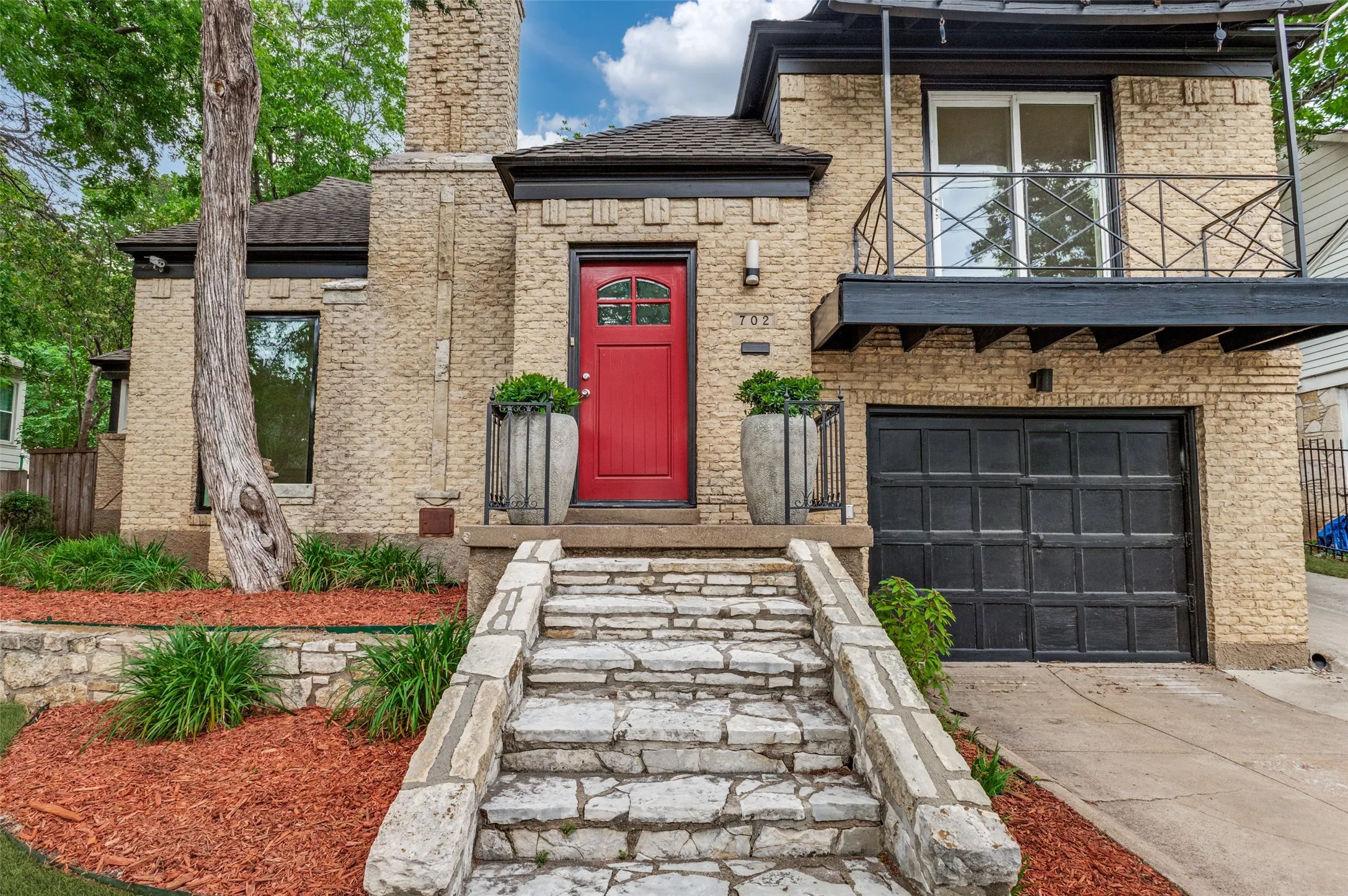 Single Family Residence For Sale in Dallas County , 702 N Hampton Road, Dallas, Texas 75208, 2 Bedroom, 2 Bathroom, 2 Garage spaces, 1,404 Sqft, built in 1940, mls#21277255, Real Estate Agent in Dallas, Homes For Sale in Dallas county, Homes For Sale in Dallas, Realtor in Dallas Texas, Real Estate Brokerage Independent Realty Texas, Luminita Cordes Realtor