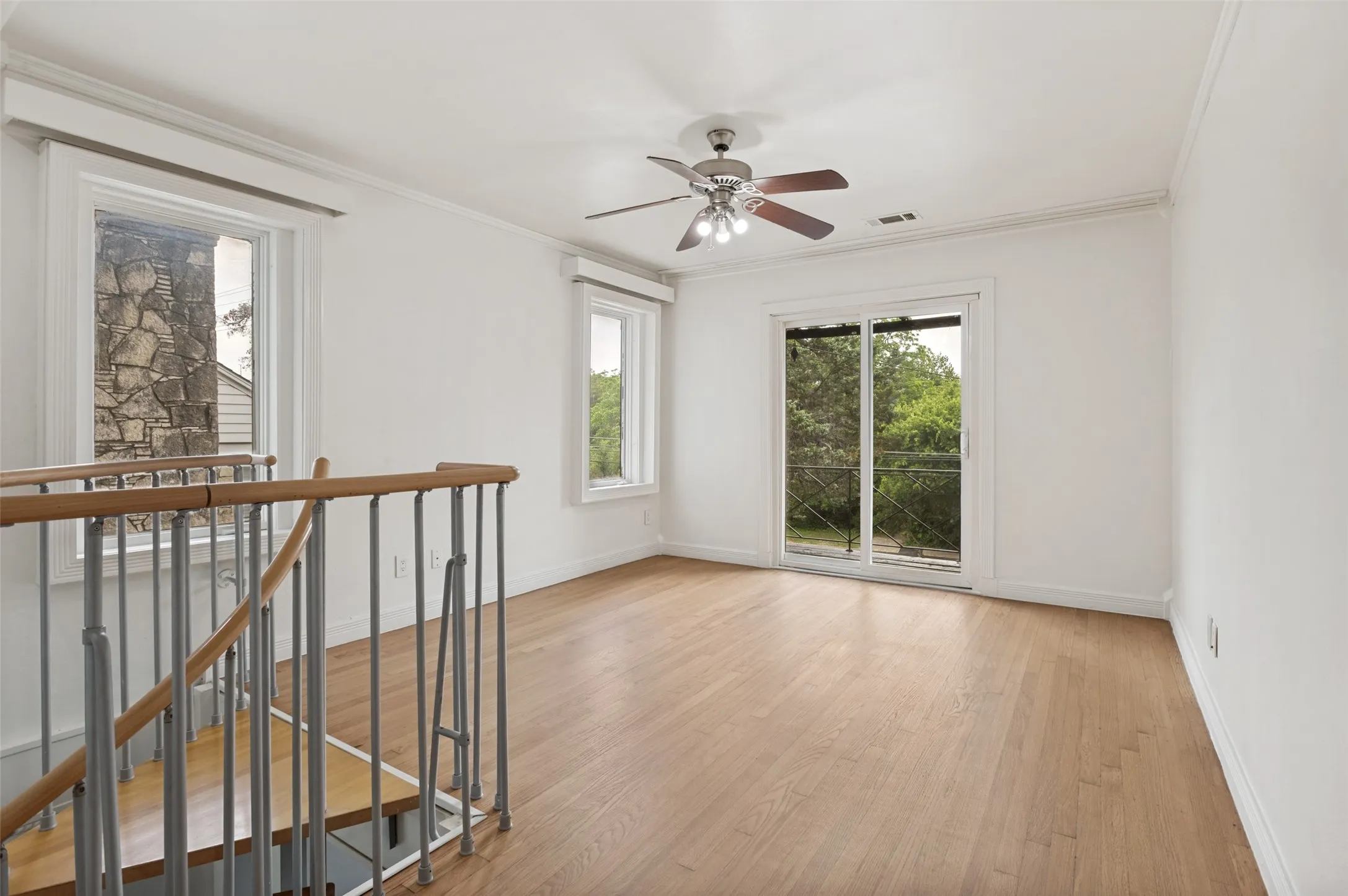 Single Family Residence For Sale in Dallas County , 702 N Hampton Road, Dallas, Texas 75208, 2 Bedroom, 2 Bathroom, 2 Garage spaces, 1,404 Sqft, built in 1940, mls#21277255, Real Estate Agent in Dallas, Homes For Sale in Dallas county, Homes For Sale in Dallas, Realtor in Dallas Texas, Real Estate Brokerage Independent Realty Texas, Luminita Cordes Realtor