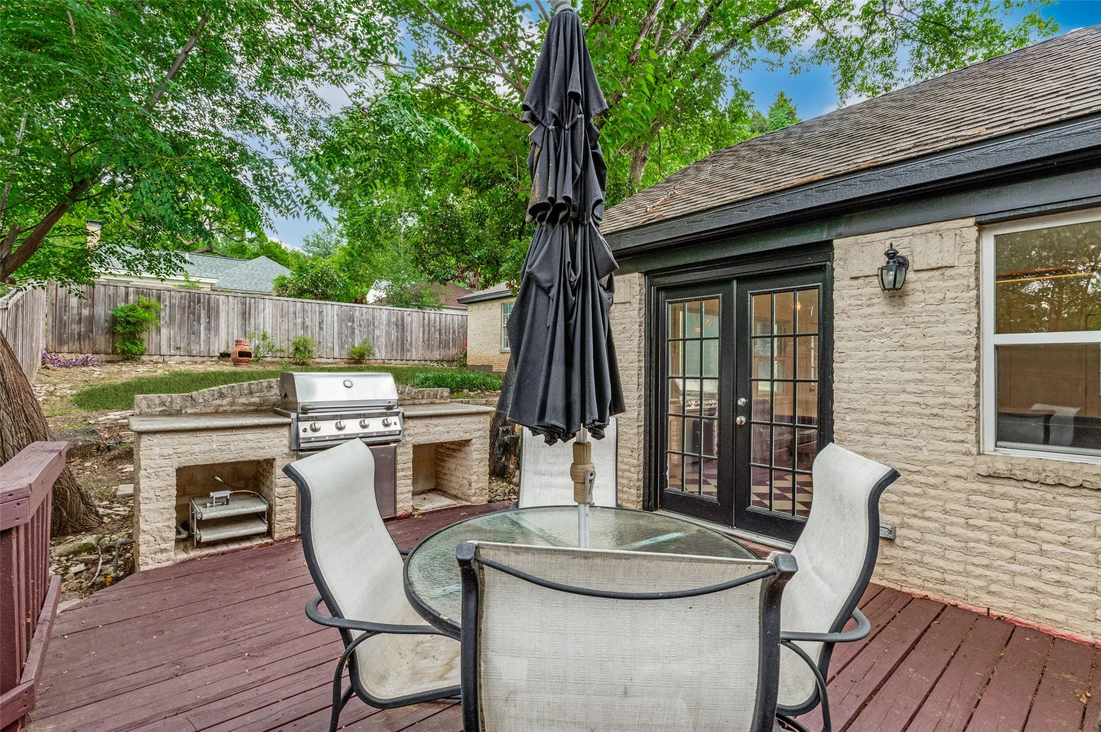 Single Family Residence For Sale in Dallas County , 702 N Hampton Road, Dallas, Texas 75208, 2 Bedroom, 2 Bathroom, 2 Garage spaces, 1,404 Sqft, built in 1940, mls#21277255, Real Estate Agent in Dallas, Homes For Sale in Dallas county, Homes For Sale in Dallas, Realtor in Dallas Texas, Real Estate Brokerage Independent Realty Texas, Luminita Cordes Realtor