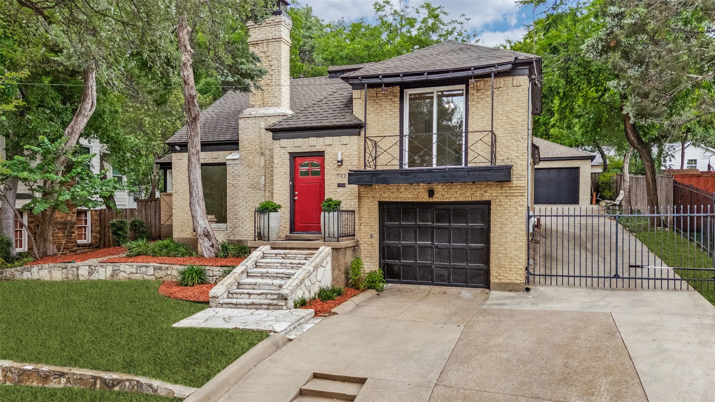 Single Family Residence For Sale in Dallas County , 702 N Hampton Road, Dallas, Texas 75208, 2 Bedroom, 2 Bathroom, 2 Garage spaces, 1,404 Sqft, built in 1940, mls#21277255, Real Estate Agent in Dallas, Homes For Sale in Dallas county, Homes For Sale in Dallas, Realtor in Dallas Texas, Real Estate Brokerage Independent Realty Texas, Luminita Cordes Realtor