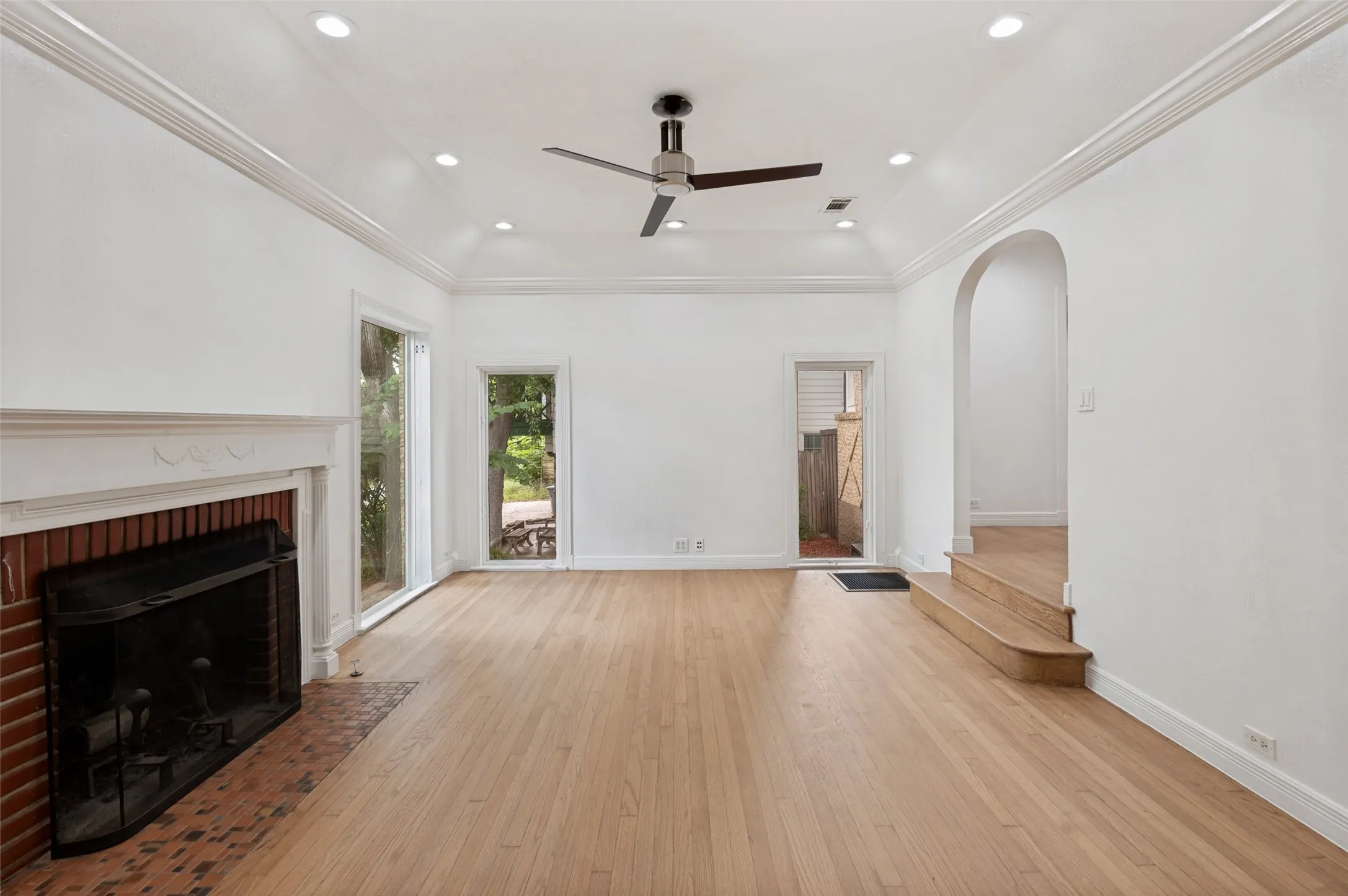 Single Family Residence For Sale in Dallas County , 702 N Hampton Road, Dallas, Texas 75208, 2 Bedroom, 2 Bathroom, 2 Garage spaces, 1,404 Sqft, built in 1940, mls#21277255, Real Estate Agent in Dallas, Homes For Sale in Dallas county, Homes For Sale in Dallas, Realtor in Dallas Texas, Real Estate Brokerage Independent Realty Texas, Luminita Cordes Realtor