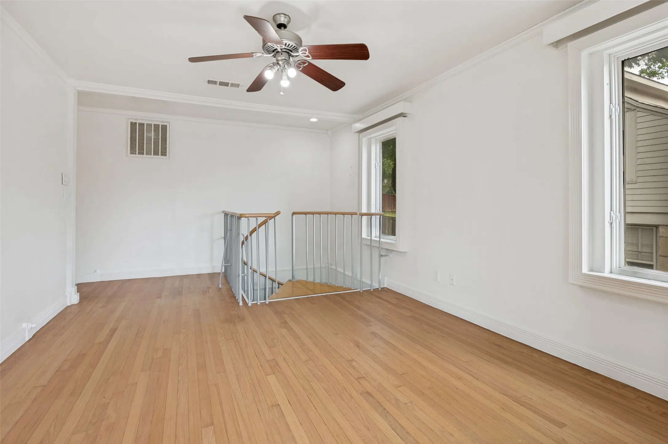 Single Family Residence For Sale in Dallas County , 702 N Hampton Road, Dallas, Texas 75208, 2 Bedroom, 2 Bathroom, 2 Garage spaces, 1,404 Sqft, built in 1940, mls#21277255, Real Estate Agent in Dallas, Homes For Sale in Dallas county, Homes For Sale in Dallas, Realtor in Dallas Texas, Real Estate Brokerage Independent Realty Texas, Luminita Cordes Realtor