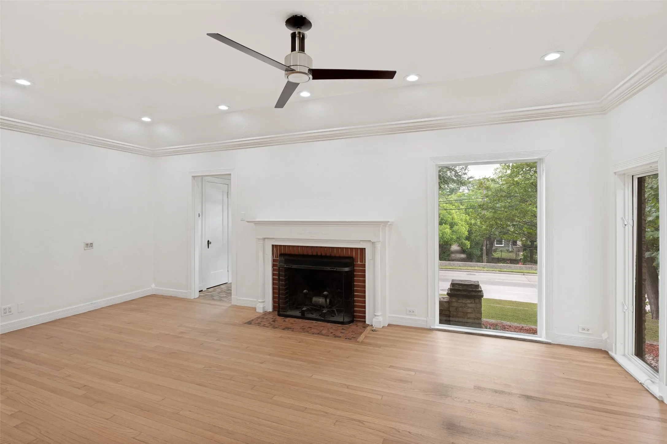 Single Family Residence For Sale in Dallas County , 702 N Hampton Road, Dallas, Texas 75208, 2 Bedroom, 2 Bathroom, 2 Garage spaces, 1,404 Sqft, built in 1940, mls#21277255, Real Estate Agent in Dallas, Homes For Sale in Dallas county, Homes For Sale in Dallas, Realtor in Dallas Texas, Real Estate Brokerage Independent Realty Texas, Luminita Cordes Realtor
