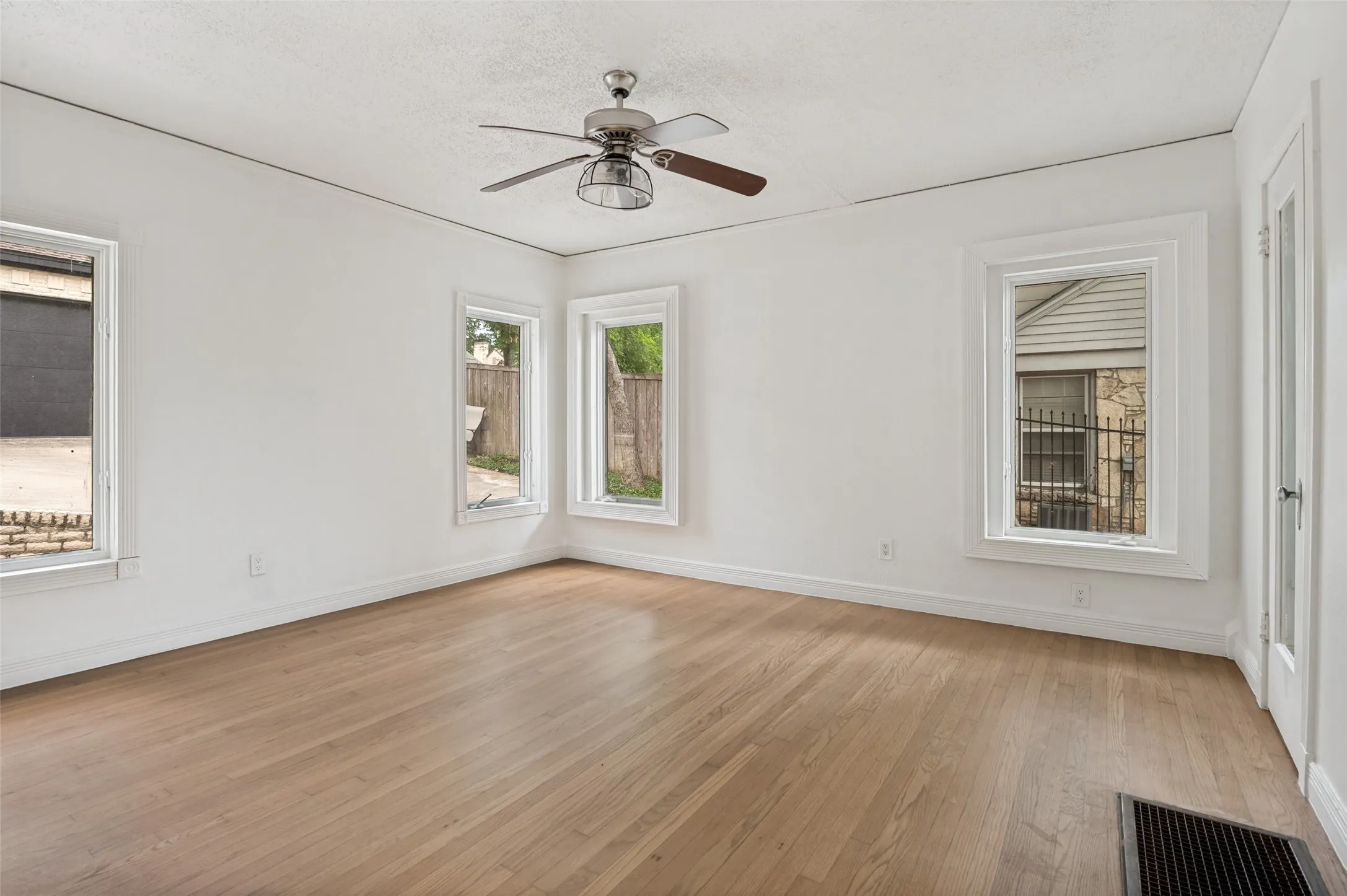 Single Family Residence For Sale in Dallas County , 702 N Hampton Road, Dallas, Texas 75208, 2 Bedroom, 2 Bathroom, 2 Garage spaces, 1,404 Sqft, built in 1940, mls#21277255, Real Estate Agent in Dallas, Homes For Sale in Dallas county, Homes For Sale in Dallas, Realtor in Dallas Texas, Real Estate Brokerage Independent Realty Texas, Luminita Cordes Realtor