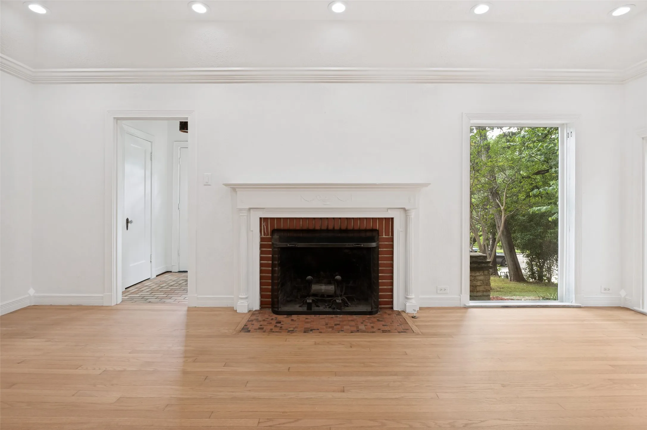 Single Family Residence For Sale in Dallas County , 702 N Hampton Road, Dallas, Texas 75208, 2 Bedroom, 2 Bathroom, 2 Garage spaces, 1,404 Sqft, built in 1940, mls#21277255, Real Estate Agent in Dallas, Homes For Sale in Dallas county, Homes For Sale in Dallas, Realtor in Dallas Texas, Real Estate Brokerage Independent Realty Texas, Luminita Cordes Realtor