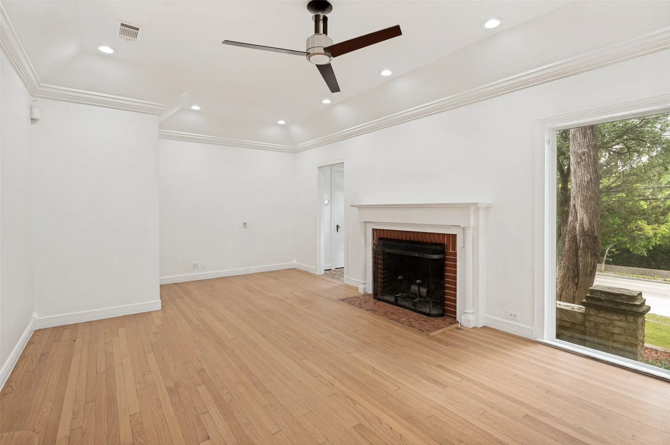 Single Family Residence For Sale in Dallas County , 702 N Hampton Road, Dallas, Texas 75208, 2 Bedroom, 2 Bathroom, 2 Garage spaces, 1,404 Sqft, built in 1940, mls#21277255, Real Estate Agent in Dallas, Homes For Sale in Dallas county, Homes For Sale in Dallas, Realtor in Dallas Texas, Real Estate Brokerage Independent Realty Texas, Luminita Cordes Realtor