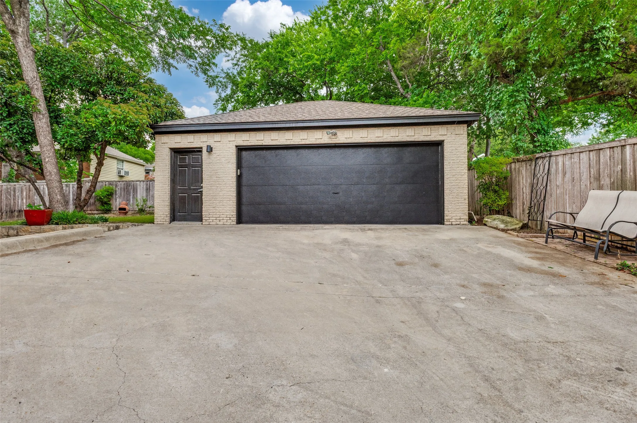 Single Family Residence For Sale in Dallas County , 702 N Hampton Road, Dallas, Texas 75208, 2 Bedroom, 2 Bathroom, 2 Garage spaces, 1,404 Sqft, built in 1940, mls#21277255, Real Estate Agent in Dallas, Homes For Sale in Dallas county, Homes For Sale in Dallas, Realtor in Dallas Texas, Real Estate Brokerage Independent Realty Texas, Luminita Cordes Realtor