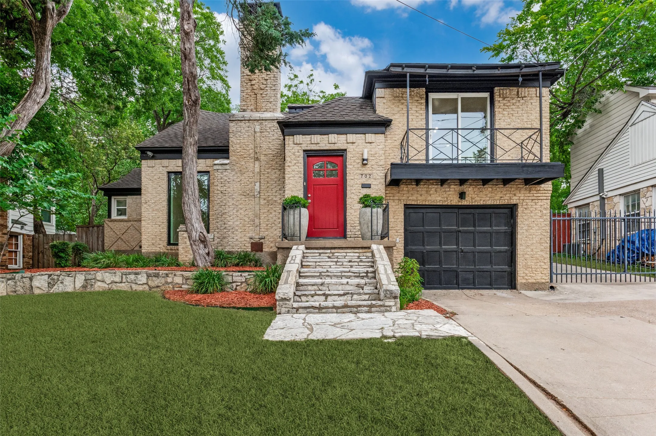 Single Family Residence For Sale in Dallas County , 702 N Hampton Road, Dallas, Texas 75208, 2 Bedroom, 2 Bathroom, 2 Garage spaces, 1,404 Sqft, built in 1940, mls#21277255, Real Estate Agent in Dallas, Homes For Sale in Dallas county, Homes For Sale in Dallas, Realtor in Dallas Texas, Real Estate Brokerage Independent Realty Texas, Luminita Cordes Realtor