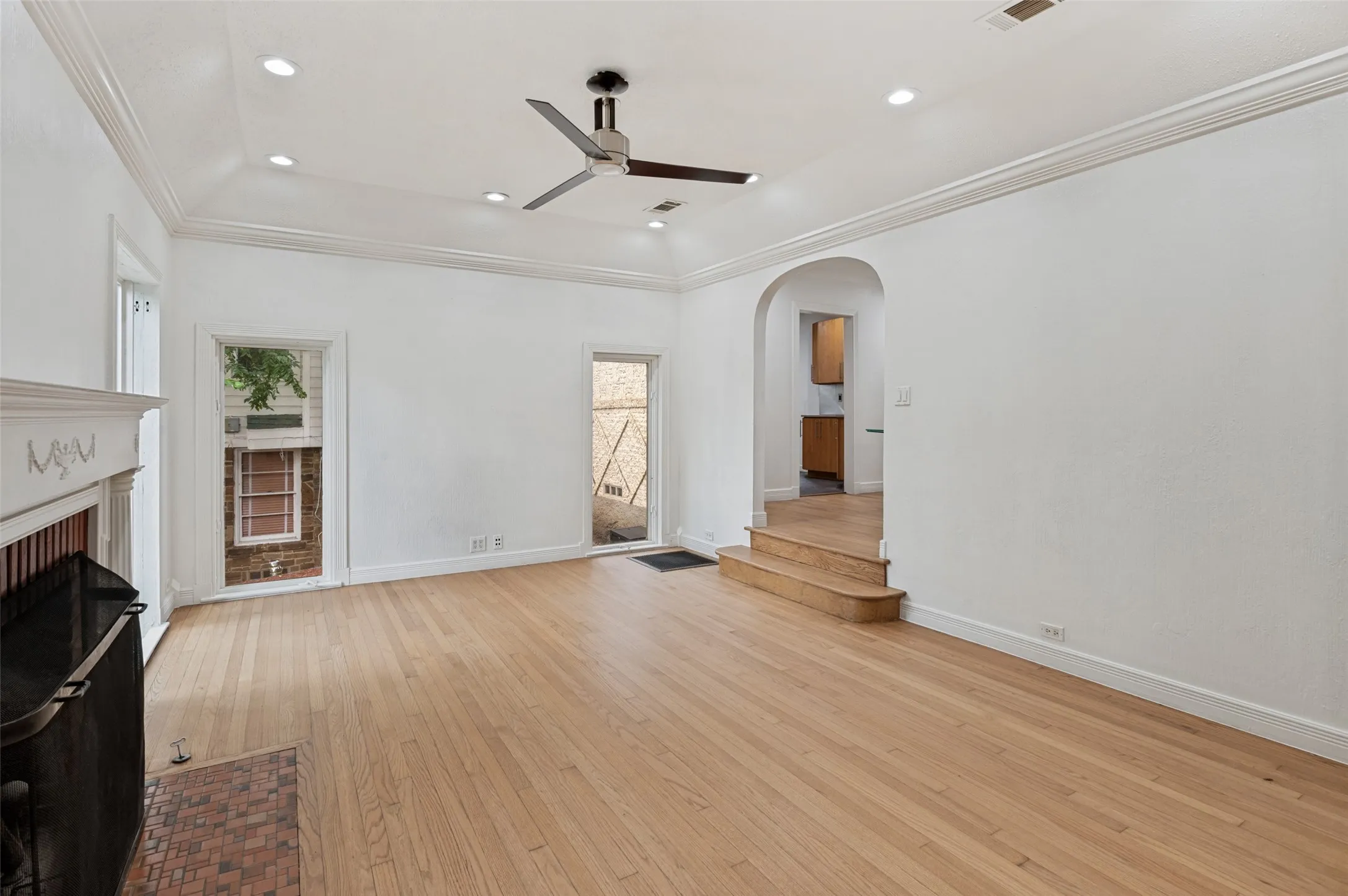 Single Family Residence For Sale in Dallas County , 702 N Hampton Road, Dallas, Texas 75208, 2 Bedroom, 2 Bathroom, 2 Garage spaces, 1,404 Sqft, built in 1940, mls#21277255, Real Estate Agent in Dallas, Homes For Sale in Dallas county, Homes For Sale in Dallas, Realtor in Dallas Texas, Real Estate Brokerage Independent Realty Texas, Luminita Cordes Realtor