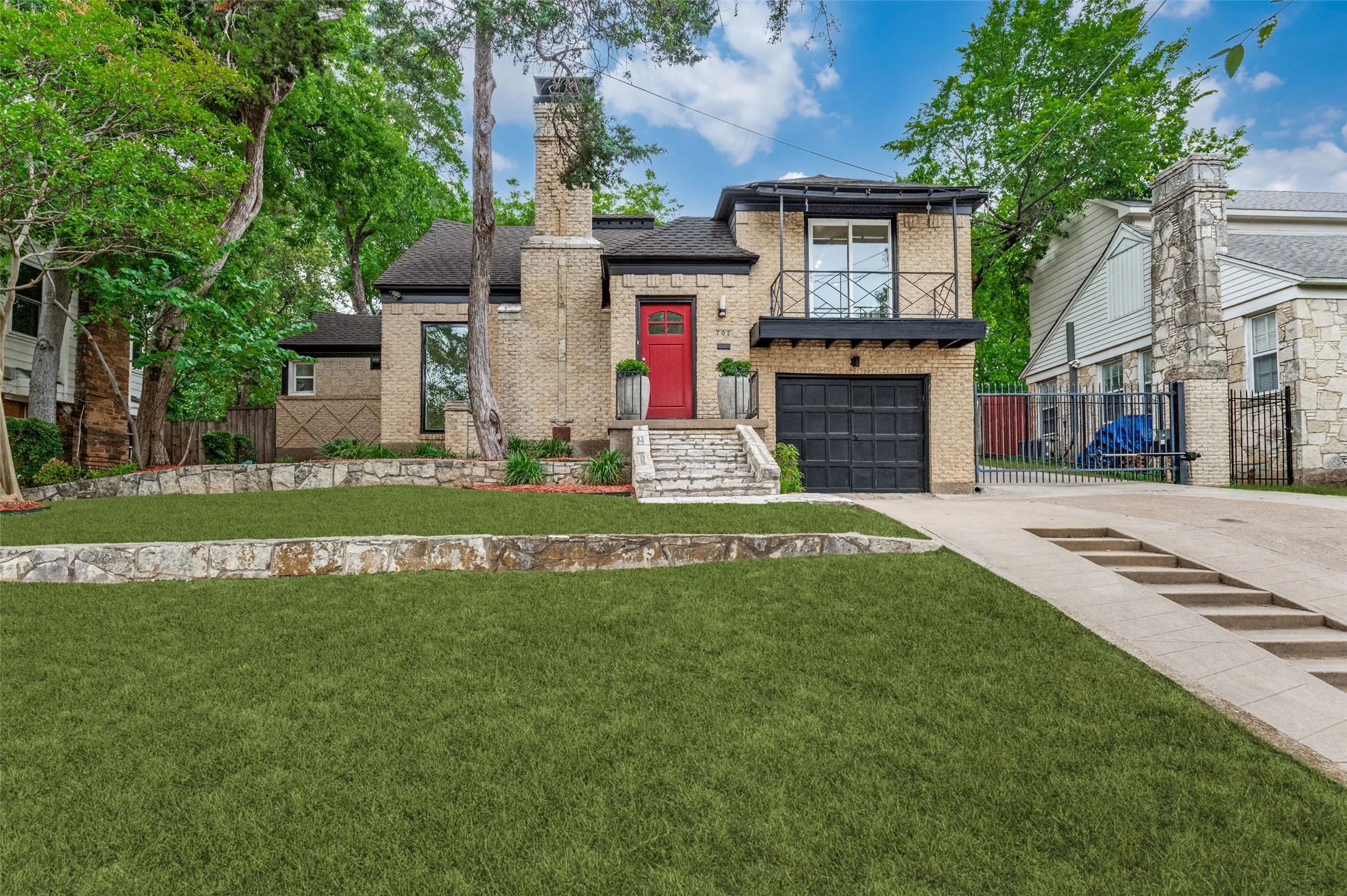 Single Family Residence For Sale in Dallas County , 702 N Hampton Road, Dallas, Texas 75208, 2 Bedroom, 2 Bathroom, 2 Garage spaces, 1,404 Sqft, built in 1940, mls#21277255, Real Estate Agent in Dallas, Homes For Sale in Dallas county, Homes For Sale in Dallas, Realtor in Dallas Texas, Real Estate Brokerage Independent Realty Texas, Luminita Cordes Realtor