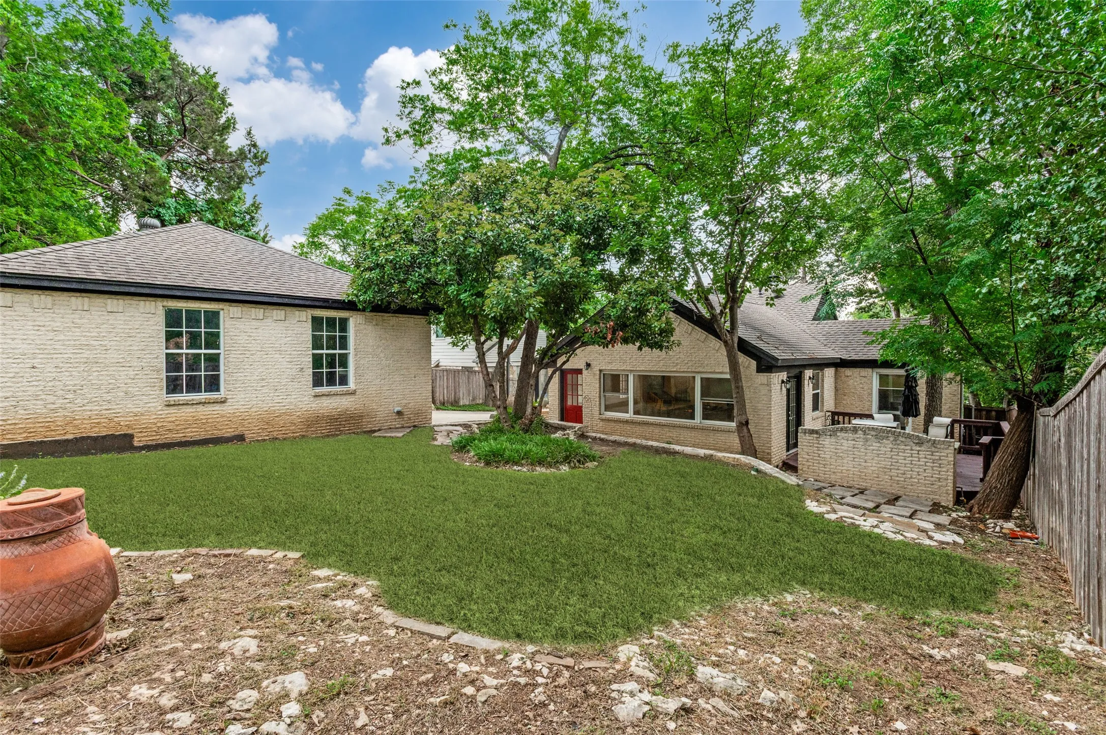 Single Family Residence For Sale in Dallas County , 702 N Hampton Road, Dallas, Texas 75208, 2 Bedroom, 2 Bathroom, 2 Garage spaces, 1,404 Sqft, built in 1940, mls#21277255, Real Estate Agent in Dallas, Homes For Sale in Dallas county, Homes For Sale in Dallas, Realtor in Dallas Texas, Real Estate Brokerage Independent Realty Texas, Luminita Cordes Realtor