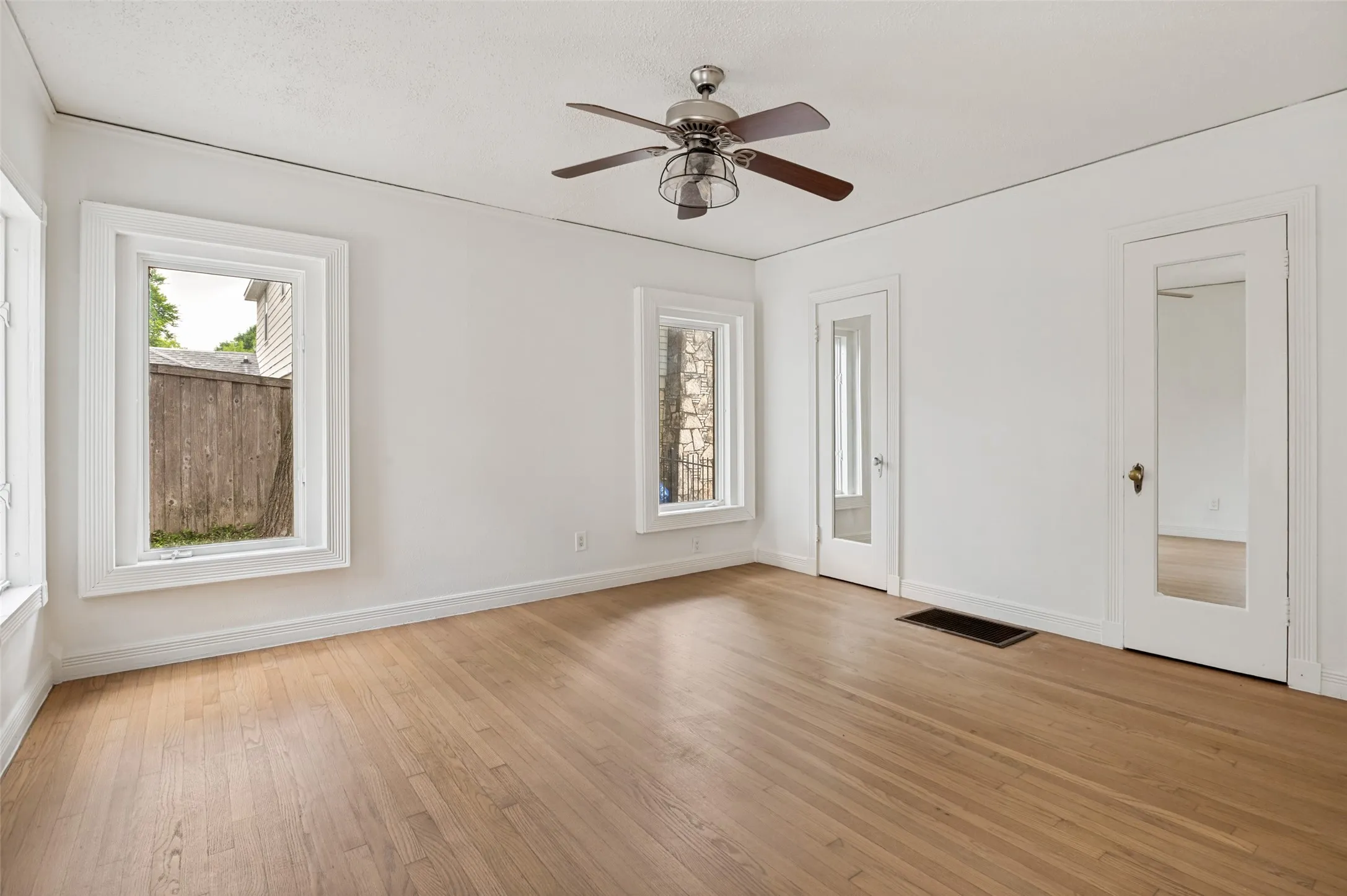 Single Family Residence For Sale in Dallas County , 702 N Hampton Road, Dallas, Texas 75208, 2 Bedroom, 2 Bathroom, 2 Garage spaces, 1,404 Sqft, built in 1940, mls#21277255, Real Estate Agent in Dallas, Homes For Sale in Dallas county, Homes For Sale in Dallas, Realtor in Dallas Texas, Real Estate Brokerage Independent Realty Texas, Luminita Cordes Realtor