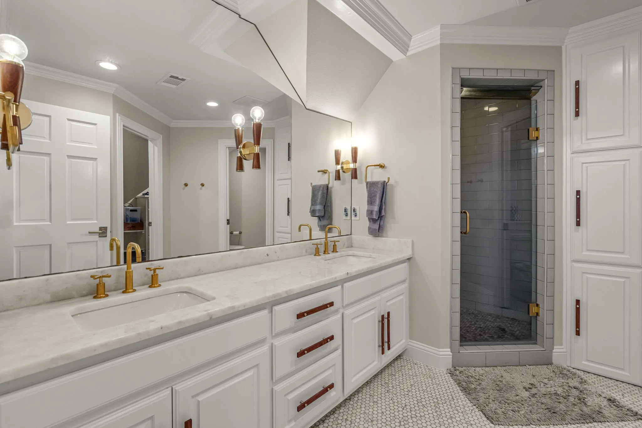 Single Family Residence For Sale in Tarrant County , 6605 Sahalee Drive, Fort Worth, Texas 76132, 6 Bedrooms, 6 Bathrooms, 3 Garage spaces, 7,005 Sqft, built in 1993, Price $2,999,999, mls#21279179, Real Estate Agent in Fort Worth, Homes For Sale in Tarrant county, Homes For Sale in Fort Worth, Realtor in Fort Worth Texas, Real Estate Brokerage Independent Realty Texas, Luminita Cordes Realtor