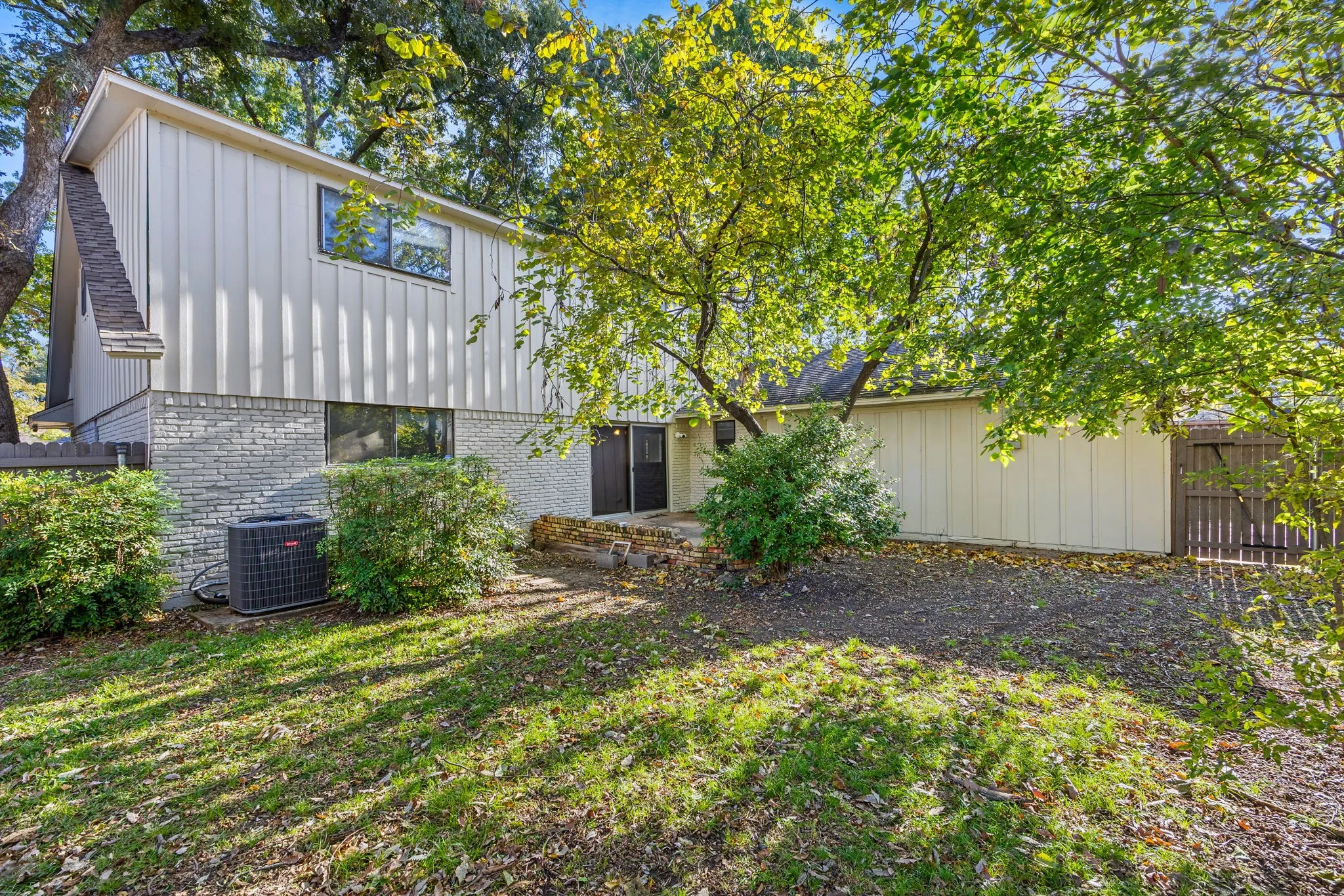 Single Family Residence For Sale in Dallas County , 6925 Galemeadow Circle, Dallas, Texas 75214, 4 Bedroom, 3 Bathroom, 2 Garage spaces, 2,663 Sqft, built in 1966, mls#21279194, Real Estate Agent in Dallas, Homes For Sale in Dallas county, Homes For Sale in Dallas, Realtor in Dallas Texas, Real Estate Brokerage Independent Realty Texas, Luminita Cordes Realtor