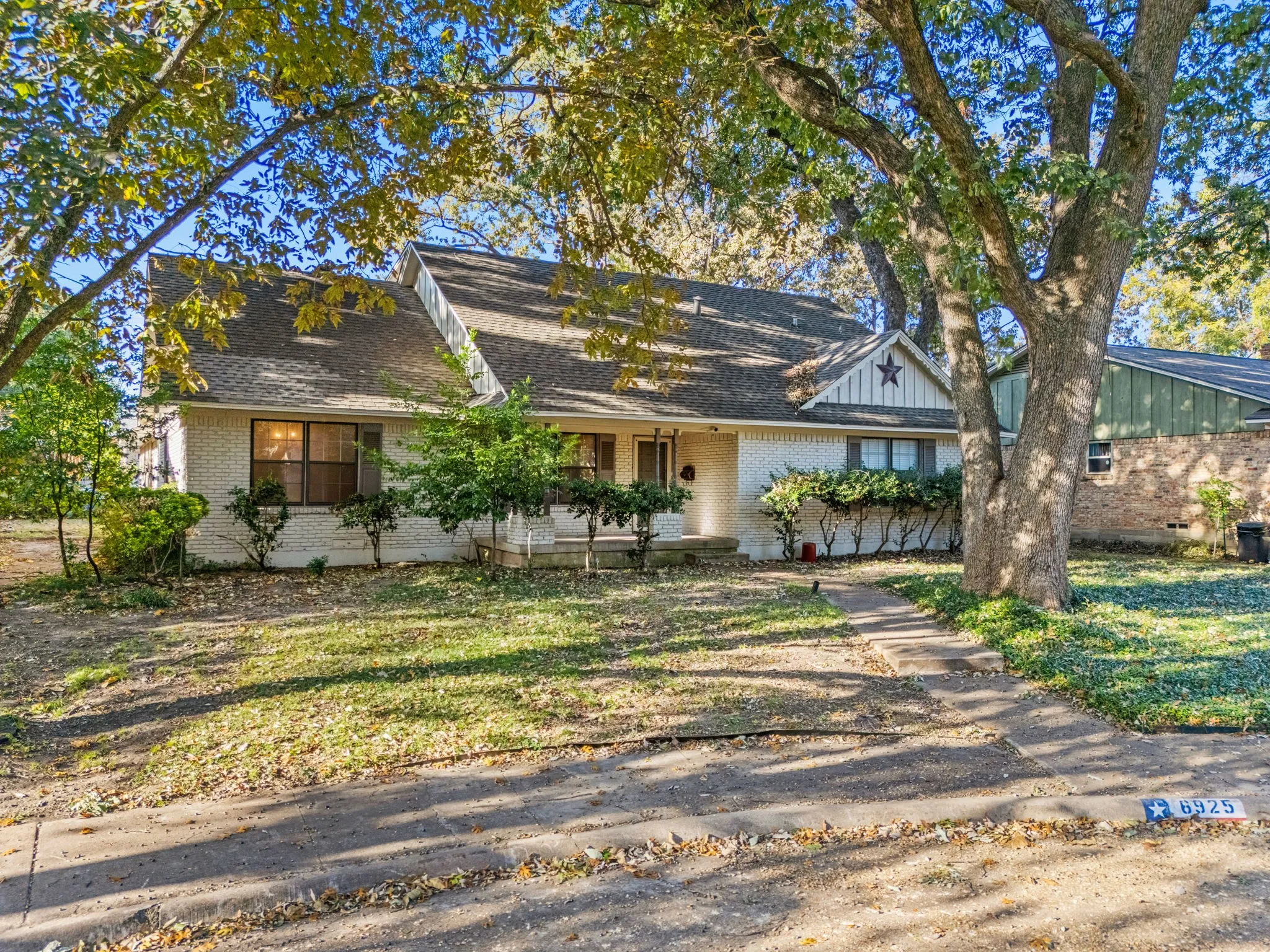 Single Family Residence For Sale in Dallas County , 6925 Galemeadow Circle, Dallas, Texas 75214, 4 Bedroom, 3 Bathroom, 2 Garage spaces, 2,663 Sqft, built in 1966, mls#21279194, Real Estate Agent in Dallas, Homes For Sale in Dallas county, Homes For Sale in Dallas, Realtor in Dallas Texas, Real Estate Brokerage Independent Realty Texas, Luminita Cordes Realtor