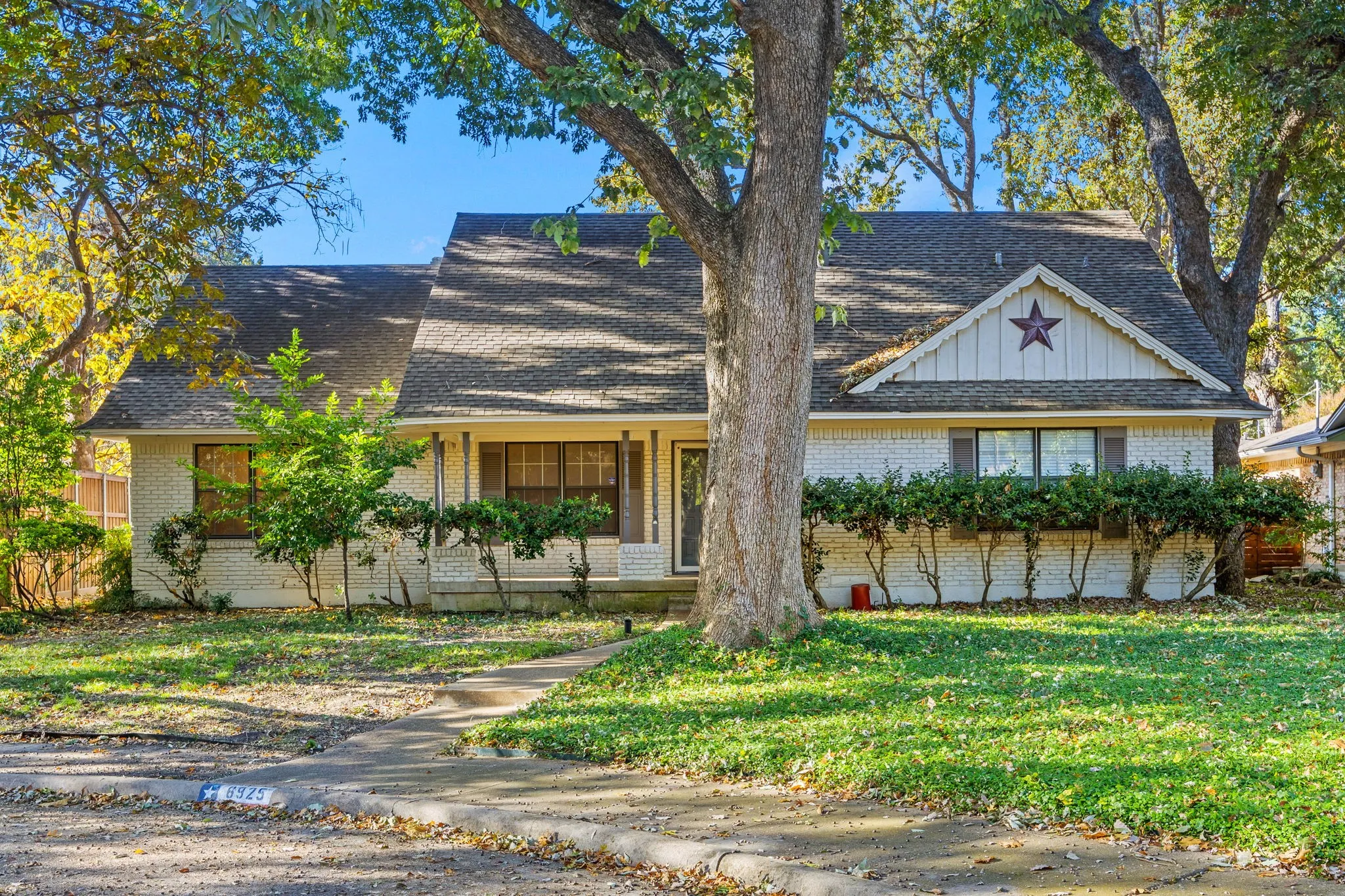 Single Family Residence For Sale in Dallas County , 6925 Galemeadow Circle, Dallas, Texas 75214, 4 Bedroom, 3 Bathroom, 2 Garage spaces, 2,663 Sqft, built in 1966, mls#21279194, Real Estate Agent in Dallas, Homes For Sale in Dallas county, Homes For Sale in Dallas, Realtor in Dallas Texas, Real Estate Brokerage Independent Realty Texas, Luminita Cordes Realtor