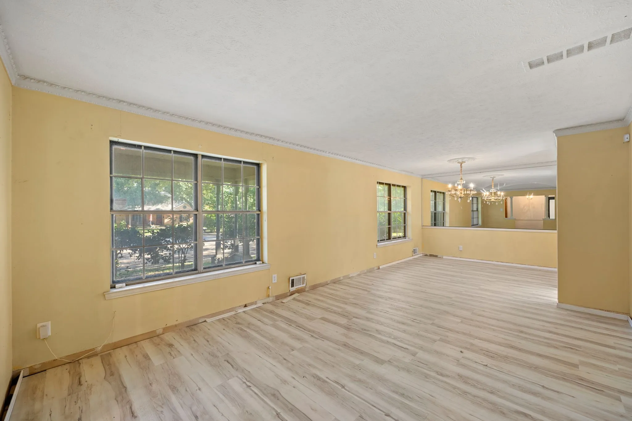 Single Family Residence For Sale in Dallas County , 6925 Galemeadow Circle, Dallas, Texas 75214, 4 Bedroom, 3 Bathroom, 2 Garage spaces, 2,663 Sqft, built in 1966, mls#21279194, Real Estate Agent in Dallas, Homes For Sale in Dallas county, Homes For Sale in Dallas, Realtor in Dallas Texas, Real Estate Brokerage Independent Realty Texas, Luminita Cordes Realtor
