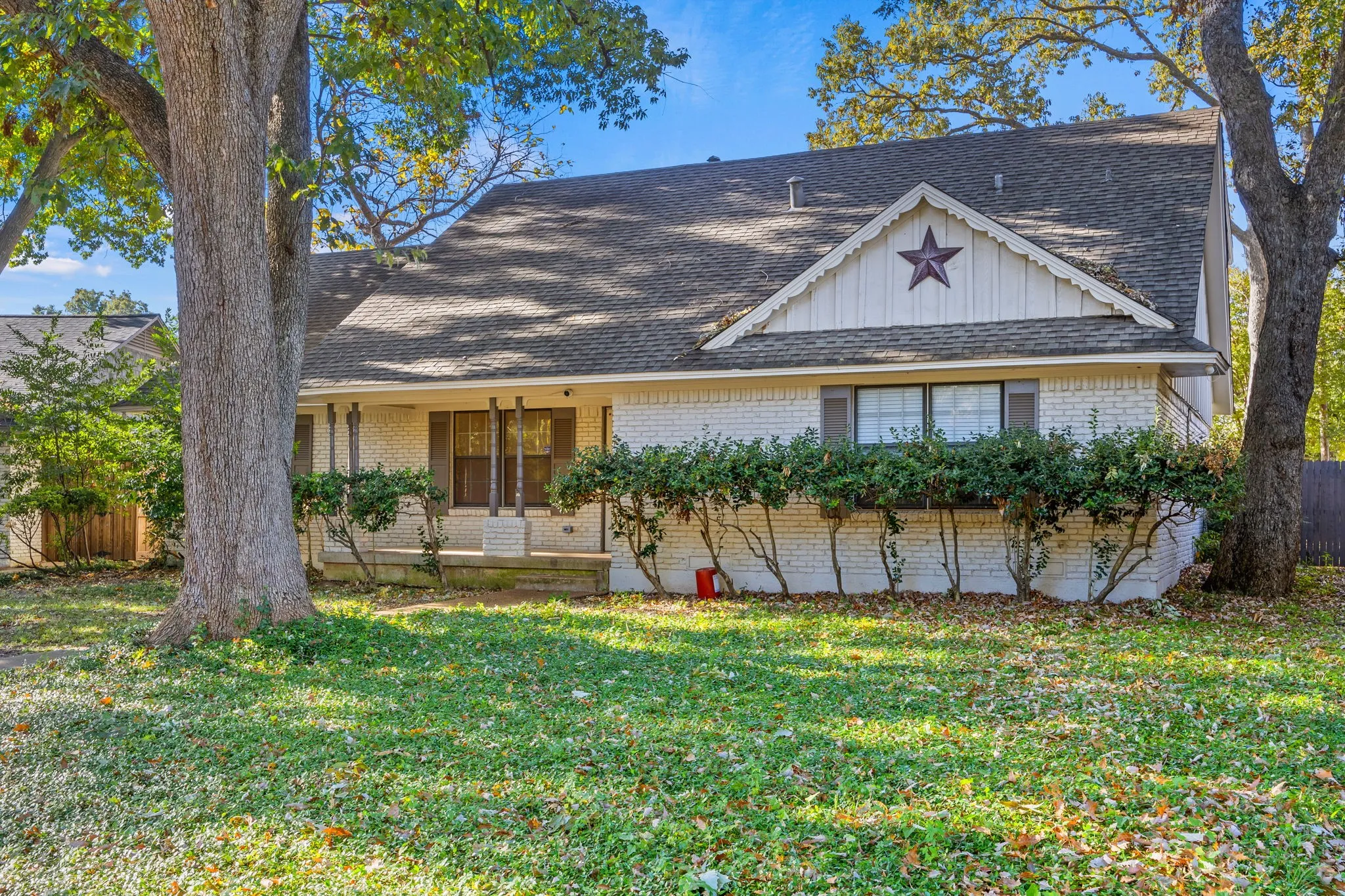Single Family Residence For Sale in Dallas County , 6925 Galemeadow Circle, Dallas, Texas 75214, 4 Bedroom, 3 Bathroom, 2 Garage spaces, 2,663 Sqft, built in 1966, mls#21279194, Real Estate Agent in Dallas, Homes For Sale in Dallas county, Homes For Sale in Dallas, Realtor in Dallas Texas, Real Estate Brokerage Independent Realty Texas, Luminita Cordes Realtor