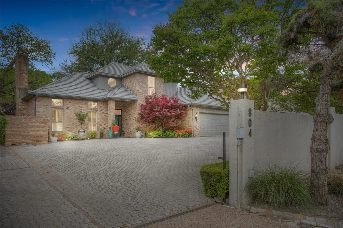 Single Family Residence For Sale in Tarrant County , 804 Roaring Springs Road, Fort Worth, Texas 76114, 3 Bedroom, 4 Bathroom, 2 Garage spaces, 3,532 Sqft, built in 1984, mls#21273334, Real Estate Agent in Fort Worth, Homes For Sale in Tarrant county, Homes For Sale in Fort Worth, Realtor in Fort Worth Texas, Real Estate Brokerage Independent Realty Texas, Luminita Cordes Realtor