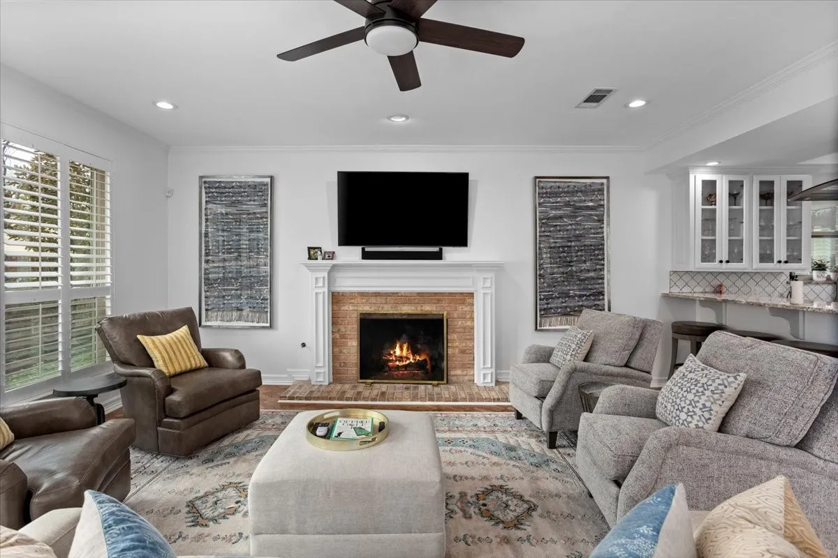 Single Family Residence For Sale in Tarrant County , 804 Roaring Springs Road, Fort Worth, Texas 76114, 3 Bedroom, 4 Bathroom, 2 Garage spaces, 3,532 Sqft, built in 1984, mls#21273334, Real Estate Agent in Fort Worth, Homes For Sale in Tarrant county, Homes For Sale in Fort Worth, Realtor in Fort Worth Texas, Real Estate Brokerage Independent Realty Texas, Luminita Cordes Realtor
