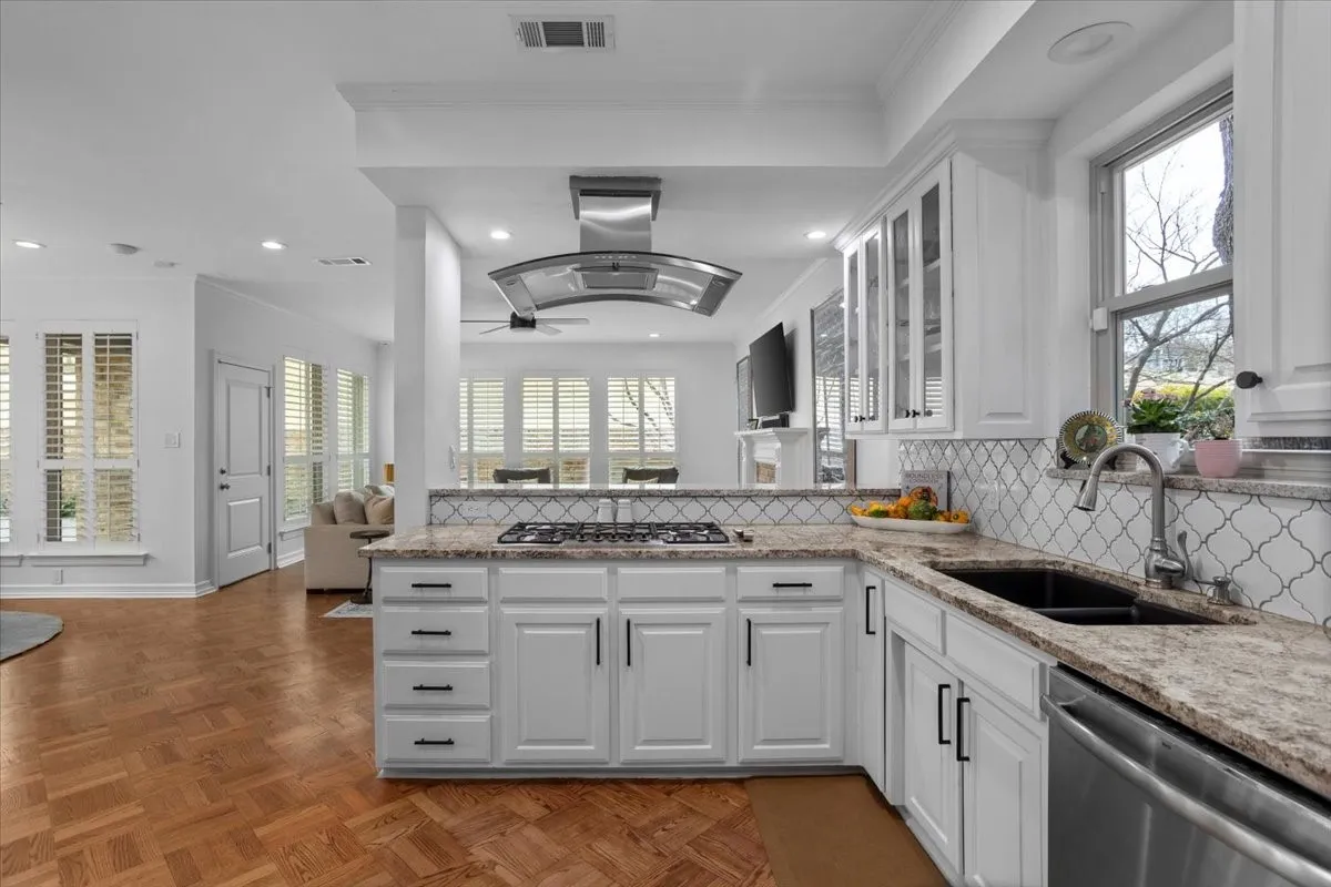 Single Family Residence For Sale in Tarrant County , 804 Roaring Springs Road, Fort Worth, Texas 76114, 3 Bedroom, 4 Bathroom, 2 Garage spaces, 3,532 Sqft, built in 1984, mls#21273334, Real Estate Agent in Fort Worth, Homes For Sale in Tarrant county, Homes For Sale in Fort Worth, Realtor in Fort Worth Texas, Real Estate Brokerage Independent Realty Texas, Luminita Cordes Realtor