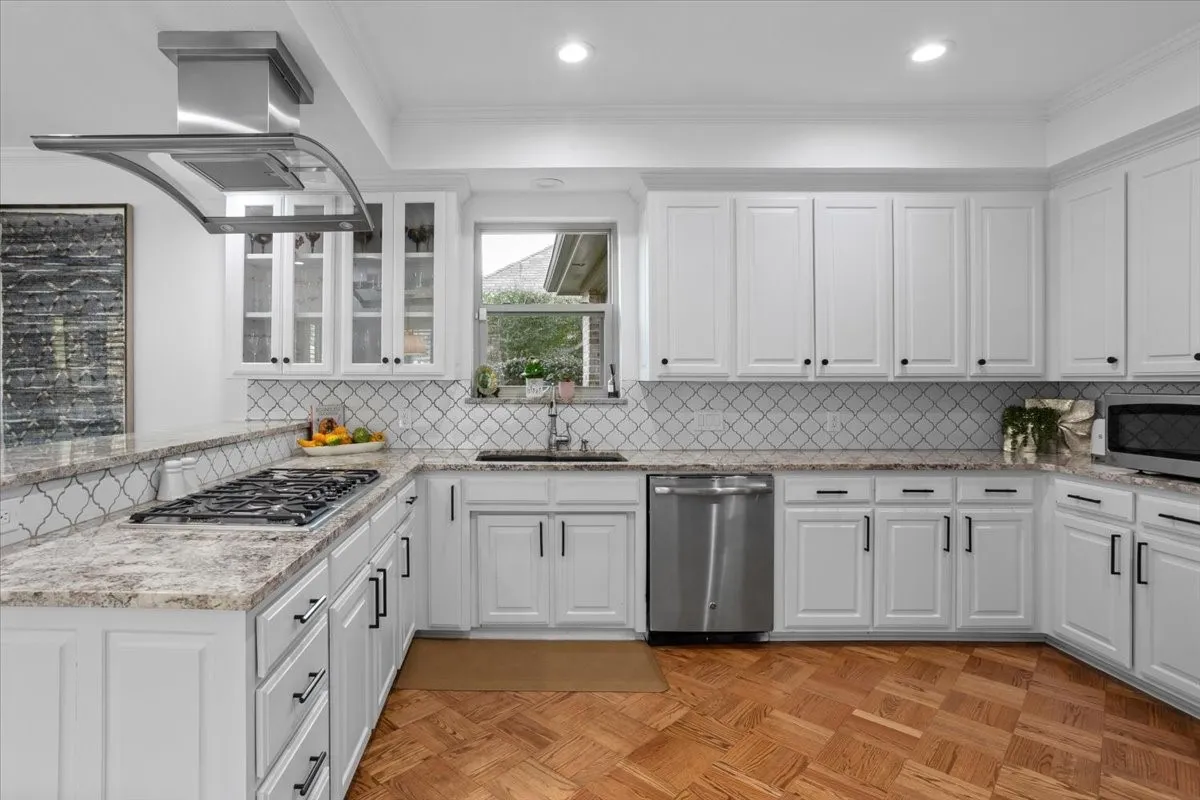 Single Family Residence For Sale in Tarrant County , 804 Roaring Springs Road, Fort Worth, Texas 76114, 3 Bedroom, 4 Bathroom, 2 Garage spaces, 3,532 Sqft, built in 1984, mls#21273334, Real Estate Agent in Fort Worth, Homes For Sale in Tarrant county, Homes For Sale in Fort Worth, Realtor in Fort Worth Texas, Real Estate Brokerage Independent Realty Texas, Luminita Cordes Realtor
