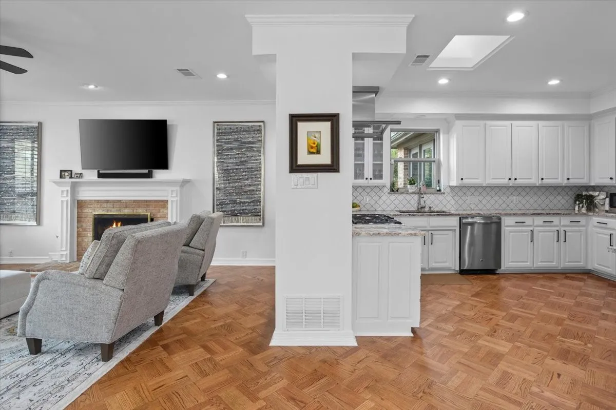 Single Family Residence For Sale in Tarrant County , 804 Roaring Springs Road, Fort Worth, Texas 76114, 3 Bedroom, 4 Bathroom, 2 Garage spaces, 3,532 Sqft, built in 1984, mls#21273334, Real Estate Agent in Fort Worth, Homes For Sale in Tarrant county, Homes For Sale in Fort Worth, Realtor in Fort Worth Texas, Real Estate Brokerage Independent Realty Texas, Luminita Cordes Realtor