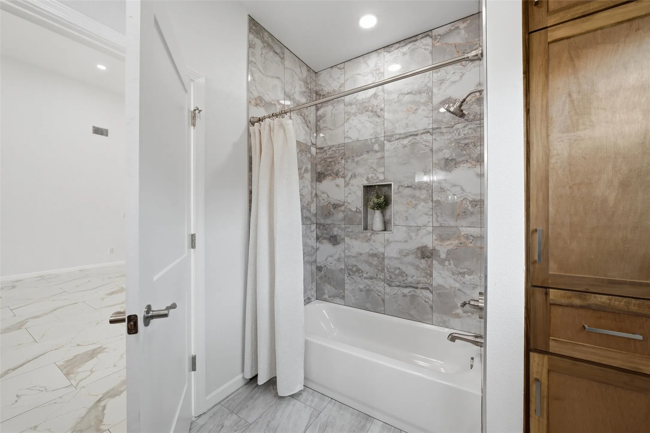 Single Family Residence For Sale in Mc Lennan County , 9912 Durango Trail, Waco, Texas 76712, 3 Bedroom, 3 Bathroom, 2 Garage spaces, 1,979 Sqft, built in 2026, mls#21277992, Real Estate Agent in Waco, Homes For Sale in Mc Lennan county, Homes For Sale in Waco, Realtor in Waco Texas, Real Estate Brokerage Independent Realty Texas, Luminita Cordes Realtor