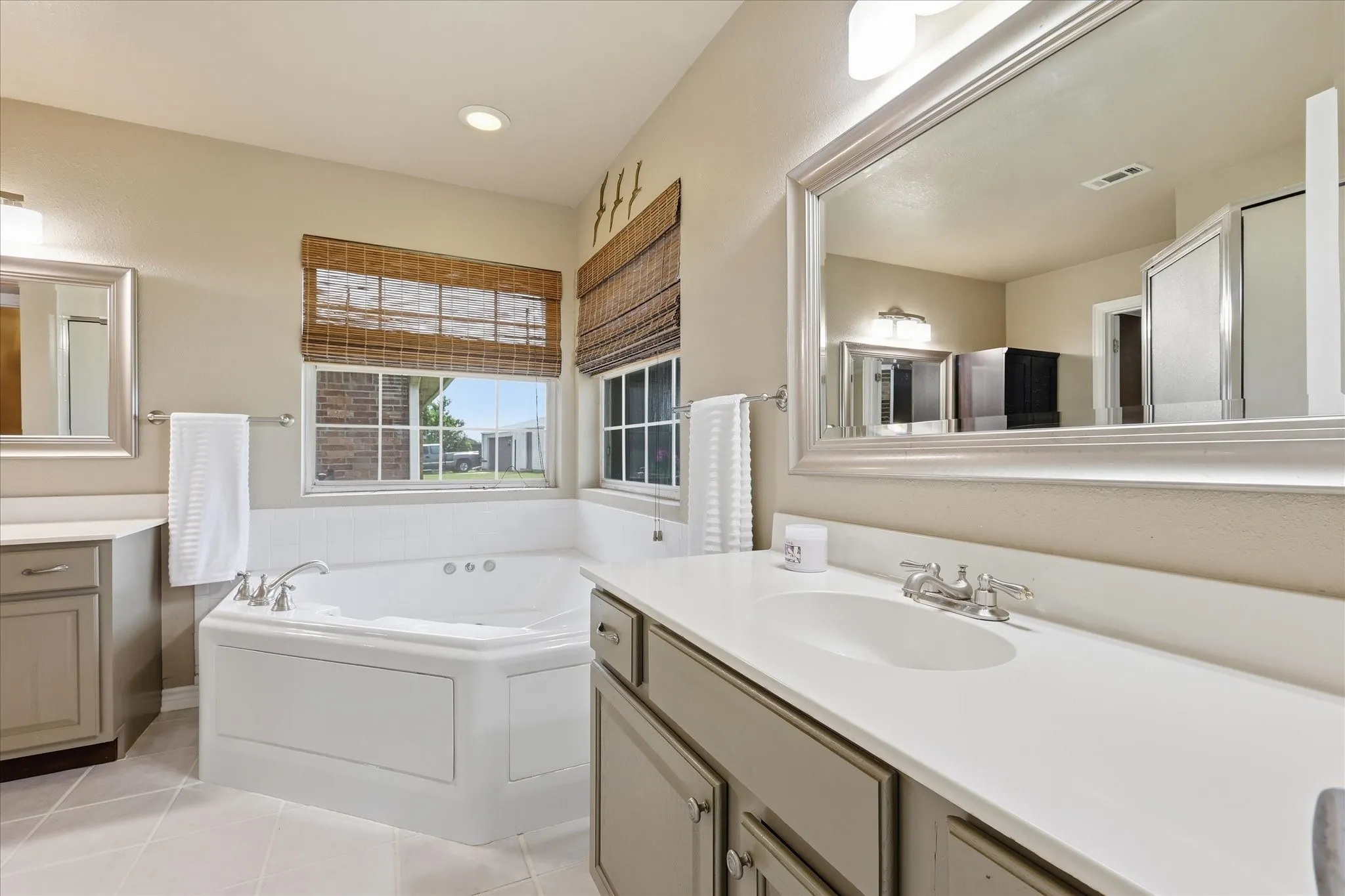 Single Family Residence For Sale in Kaufman County , 9909 County Road 309, Terrell, Texas 75161, 3 Bedrooms, 4 Bathrooms, 4 Garage spaces, 2,099 Sqft, built in 2002, Price $650,000, mls#21272433, Real Estate Agent in Terrell, Homes For Sale in Kaufman county, Homes For Sale in Terrell, Realtor in Terrell Texas, Real Estate Brokerage Independent Realty Texas, Luminita Cordes Realtor