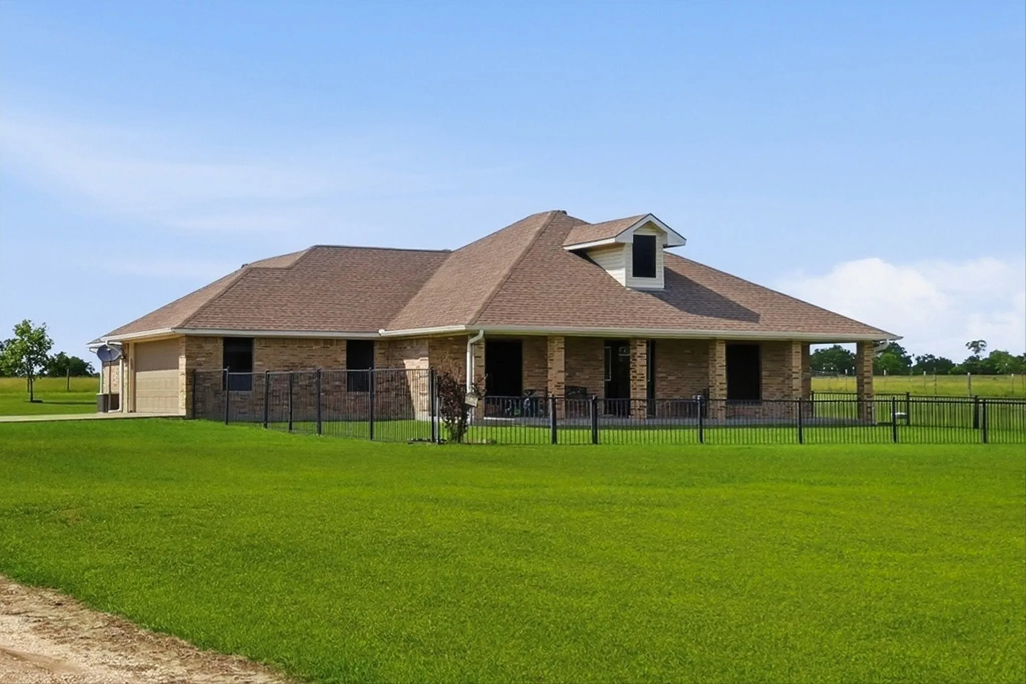 Single Family Residence For Sale in Kaufman County , 9909 County Road 309, Terrell, Texas 75161, 3 Bedrooms, 4 Bathrooms, 4 Garage spaces, 2,099 Sqft, built in 2002, Price $650,000, mls#21272433, Real Estate Agent in Terrell, Homes For Sale in Kaufman county, Homes For Sale in Terrell, Realtor in Terrell Texas, Real Estate Brokerage Independent Realty Texas, Luminita Cordes Realtor