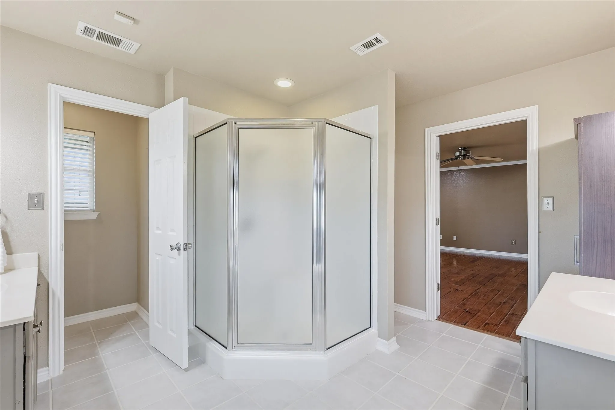 Single Family Residence For Sale in Kaufman County , 9909 County Road 309, Terrell, Texas 75161, 3 Bedrooms, 4 Bathrooms, 4 Garage spaces, 2,099 Sqft, built in 2002, Price $650,000, mls#21272433, Real Estate Agent in Terrell, Homes For Sale in Kaufman county, Homes For Sale in Terrell, Realtor in Terrell Texas, Real Estate Brokerage Independent Realty Texas, Luminita Cordes Realtor