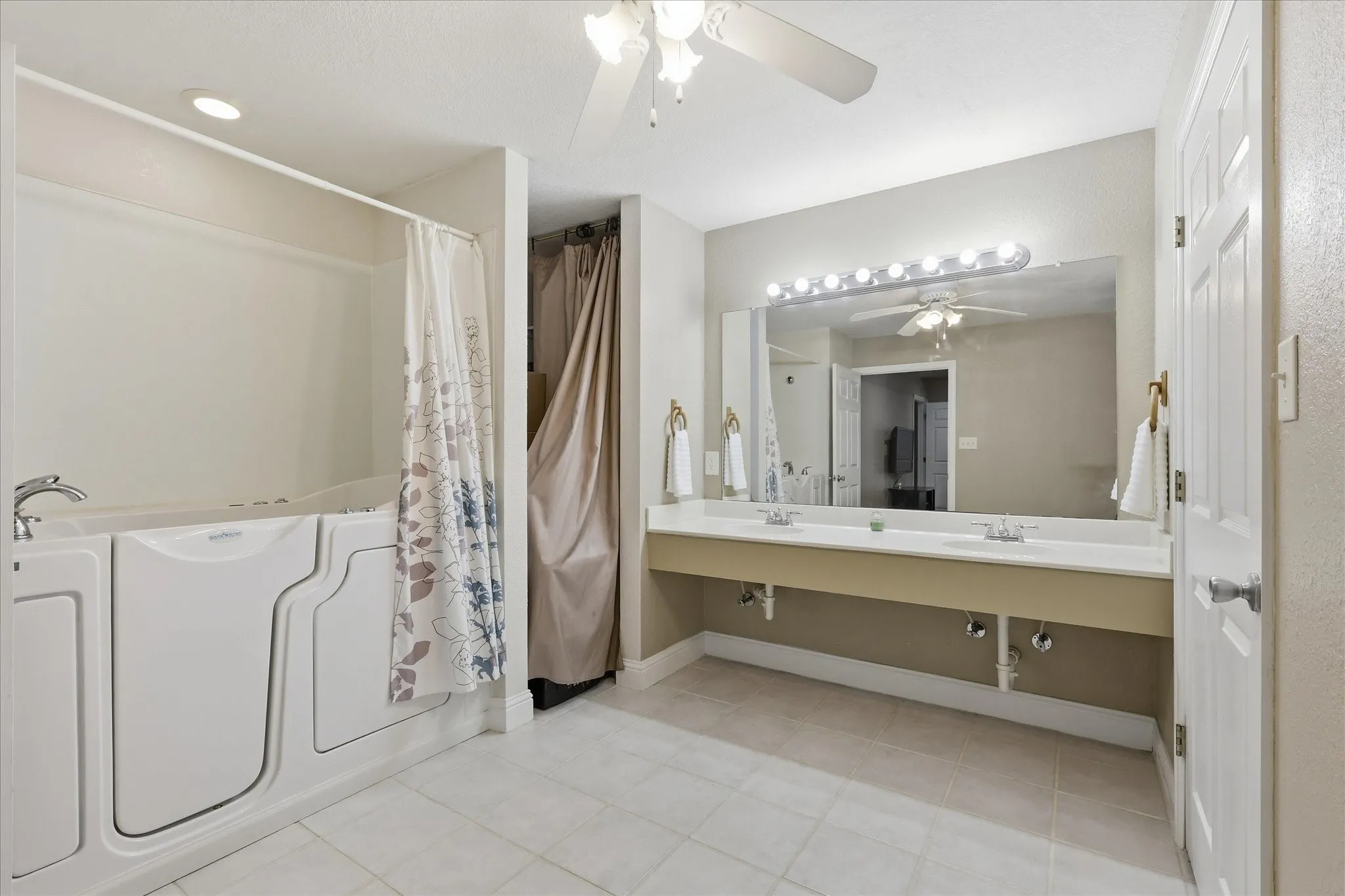 Owner's suite #2 with walk-in tub.