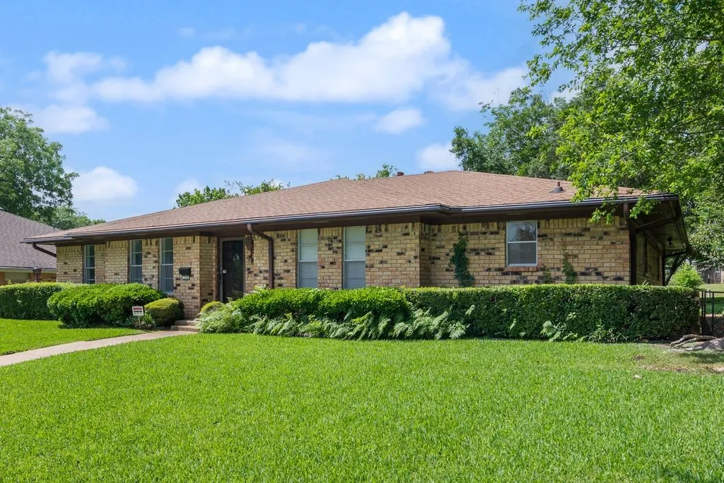 Single Family Residence For Sale in Dallas County , 135 S Capri Drive, Duncanville, Texas 75116, 4 Bedroom, 3 Bathroom, 2 Garage spaces, 2,134 Sqft, built in 1972, Price $328,900, mls#21276074, Real Estate Agent in Duncanville, Homes For Sale in Dallas county, Homes For Sale in Duncanville, Realtor in Duncanville Texas, Real Estate Brokerage Independent Realty Texas, Luminita Cordes Realtor