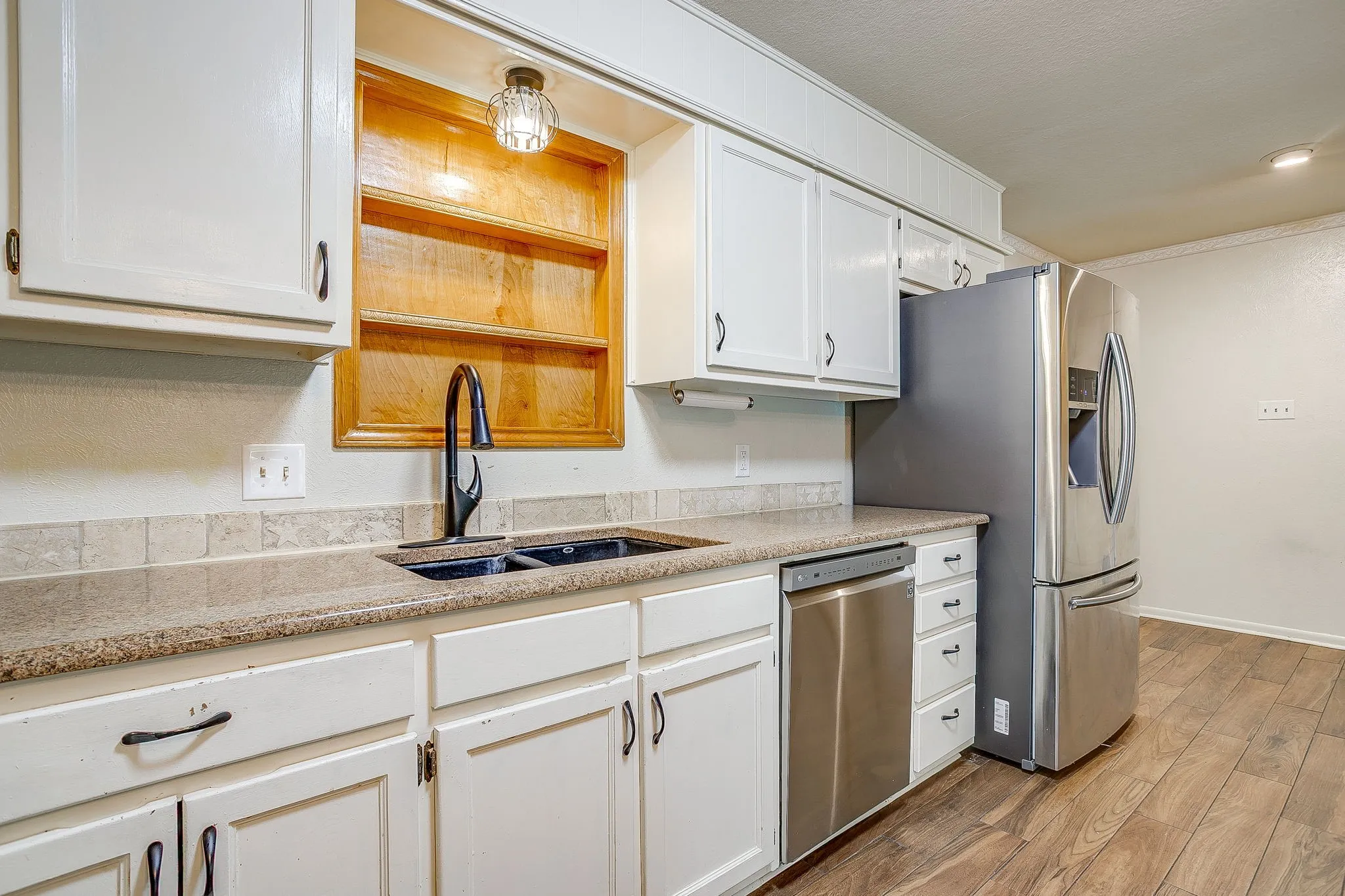 Single Family Residence For Sale in Parker County , 709 N Avenue B, Springtown, Texas 76082, 3 Bedroom, 3 Bathroom, 1 Garage spaces, 1,535 Sqft, built in 1985, mls#21274304, Real Estate Agent in Springtown, Homes For Sale in Parker county, Homes For Sale in Springtown, Realtor in Springtown Texas, Real Estate Brokerage Independent Realty Texas, Luminita Cordes Realtor