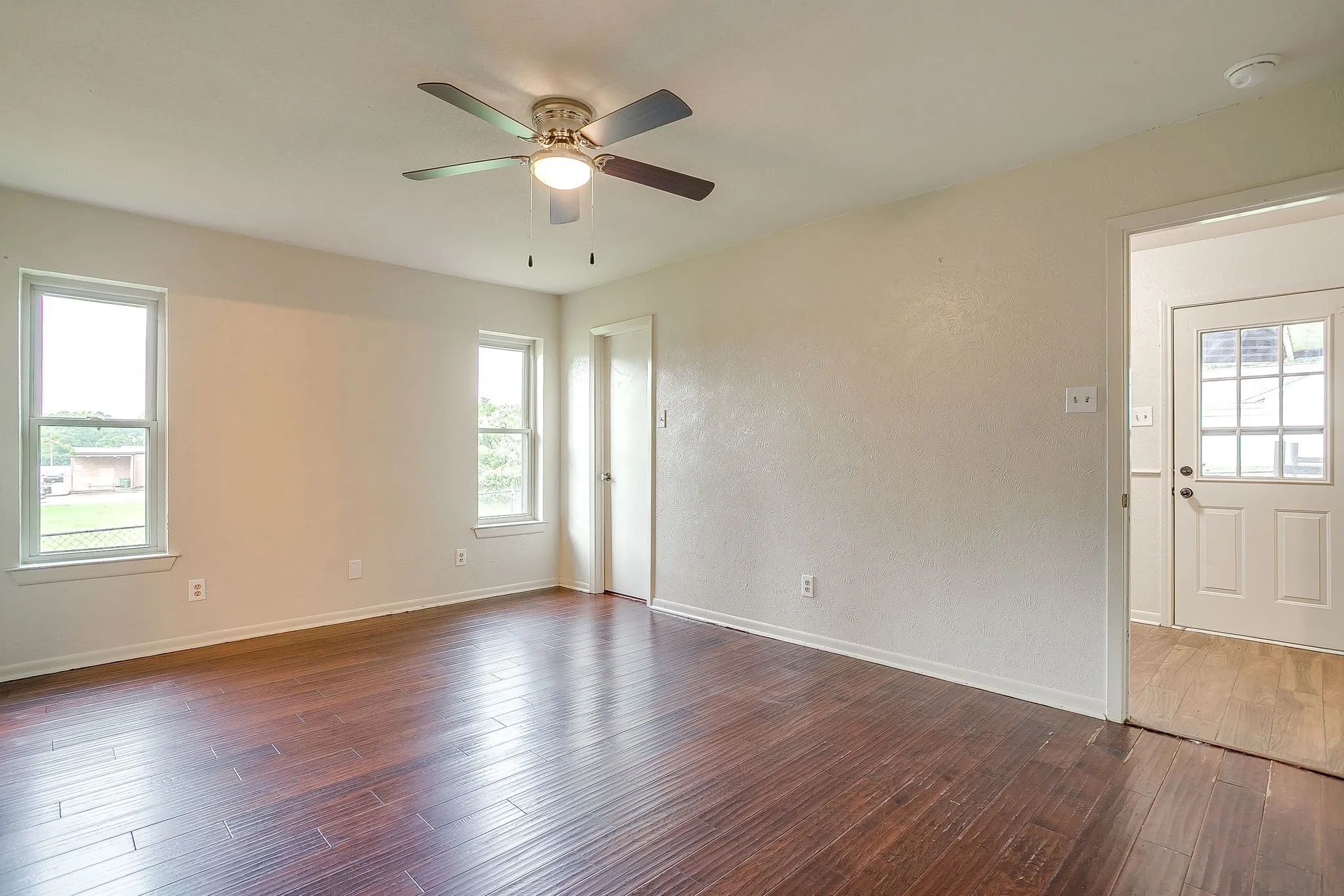 Single Family Residence For Sale in Parker County , 709 N Avenue B, Springtown, Texas 76082, 3 Bedroom, 3 Bathroom, 1 Garage spaces, 1,535 Sqft, built in 1985, mls#21274304, Real Estate Agent in Springtown, Homes For Sale in Parker county, Homes For Sale in Springtown, Realtor in Springtown Texas, Real Estate Brokerage Independent Realty Texas, Luminita Cordes Realtor