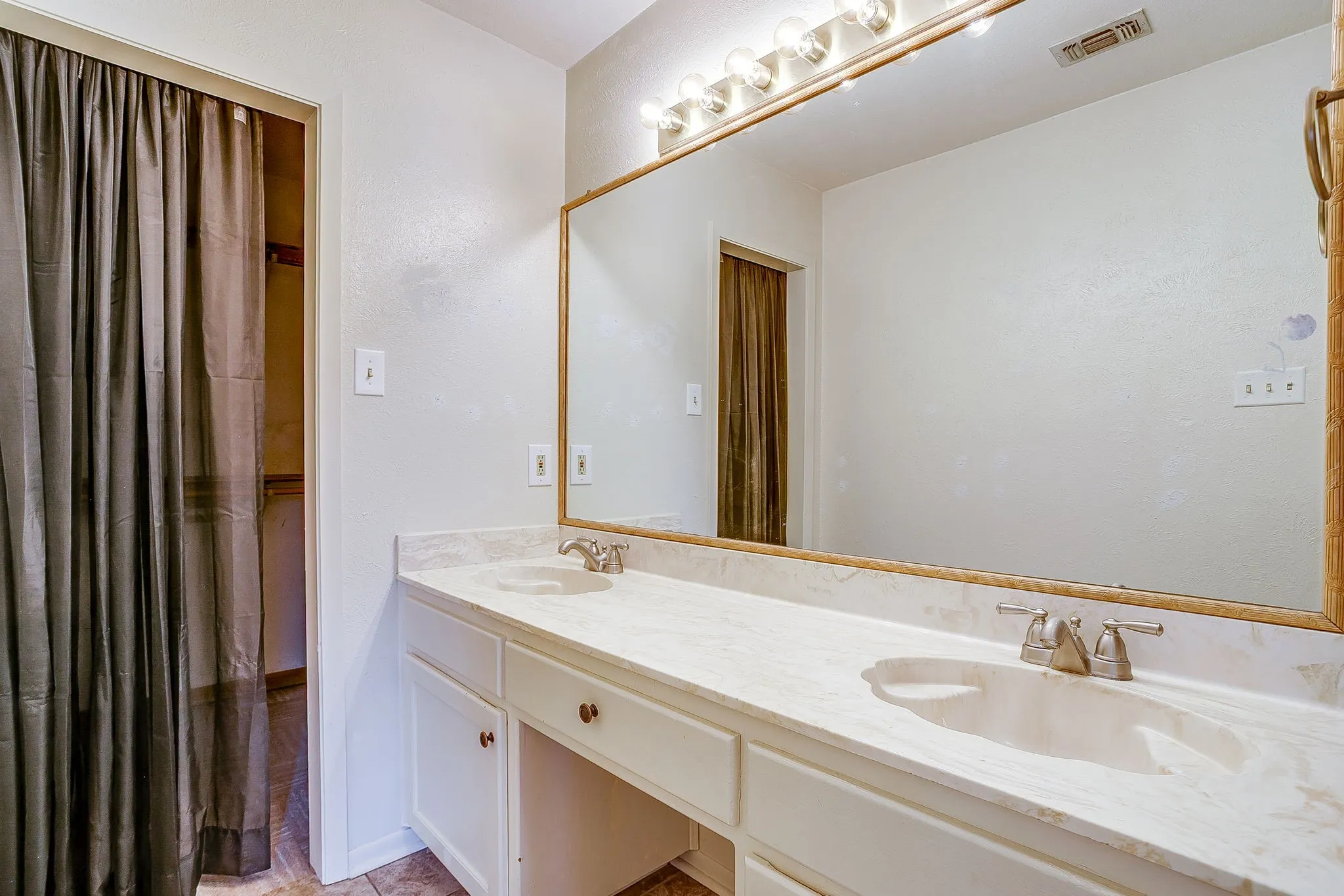 Single Family Residence For Sale in Parker County , 709 N Avenue B, Springtown, Texas 76082, 3 Bedroom, 3 Bathroom, 1 Garage spaces, 1,535 Sqft, built in 1985, mls#21274304, Real Estate Agent in Springtown, Homes For Sale in Parker county, Homes For Sale in Springtown, Realtor in Springtown Texas, Real Estate Brokerage Independent Realty Texas, Luminita Cordes Realtor