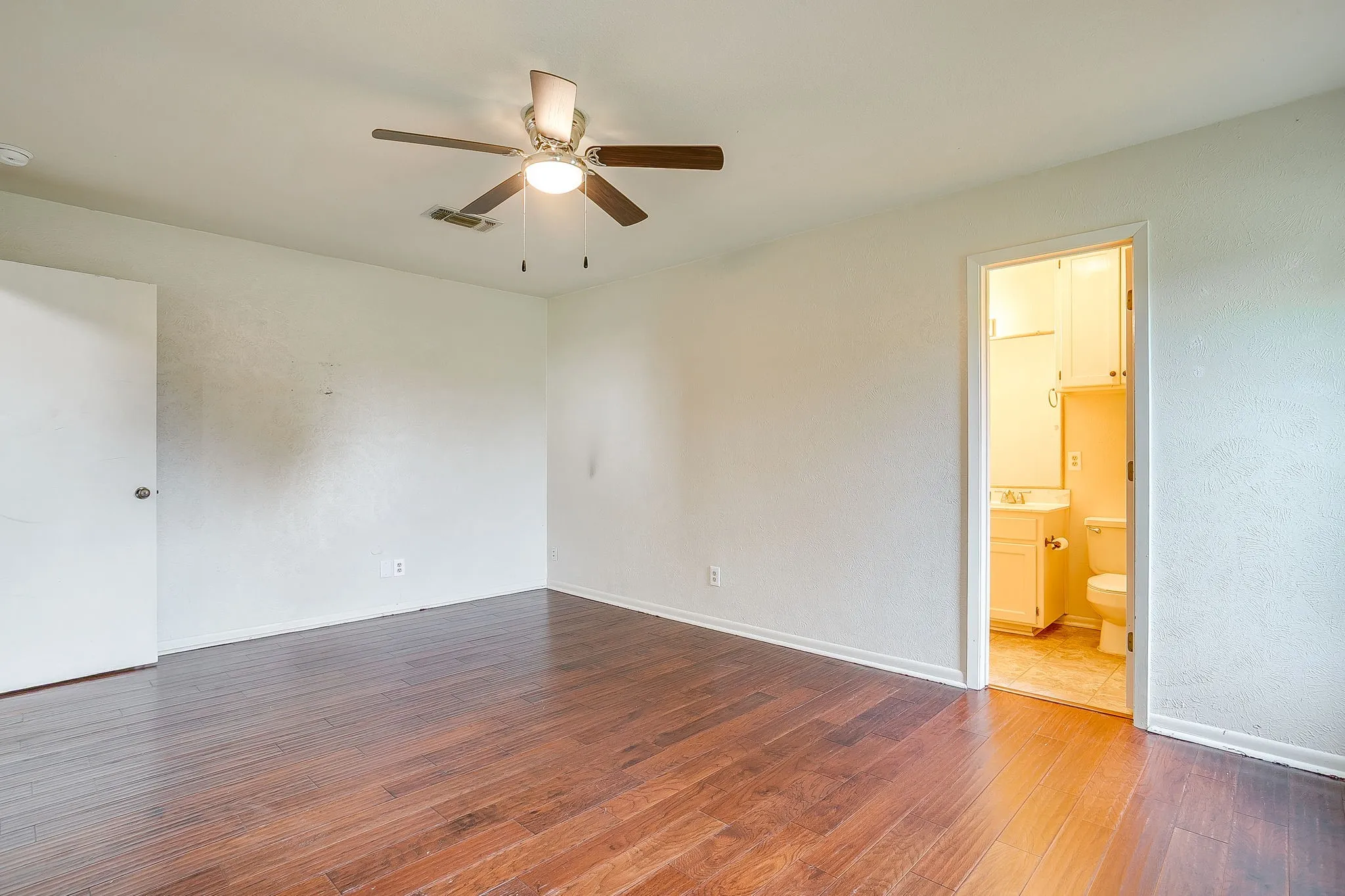 Single Family Residence For Sale in Parker County , 709 N Avenue B, Springtown, Texas 76082, 3 Bedroom, 3 Bathroom, 1 Garage spaces, 1,535 Sqft, built in 1985, mls#21274304, Real Estate Agent in Springtown, Homes For Sale in Parker county, Homes For Sale in Springtown, Realtor in Springtown Texas, Real Estate Brokerage Independent Realty Texas, Luminita Cordes Realtor
