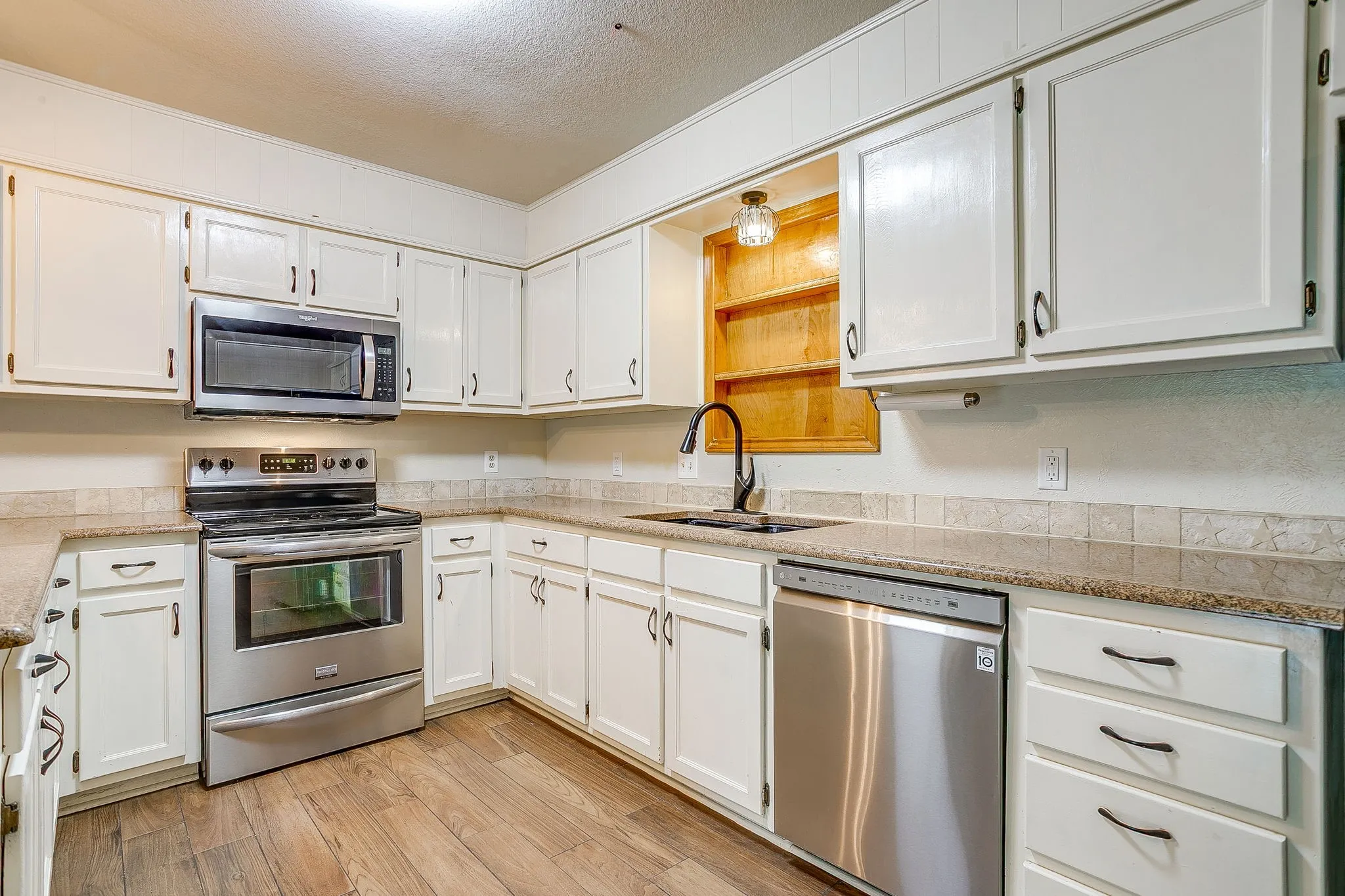 Single Family Residence For Sale in Parker County , 709 N Avenue B, Springtown, Texas 76082, 3 Bedroom, 3 Bathroom, 1 Garage spaces, 1,535 Sqft, built in 1985, mls#21274304, Real Estate Agent in Springtown, Homes For Sale in Parker county, Homes For Sale in Springtown, Realtor in Springtown Texas, Real Estate Brokerage Independent Realty Texas, Luminita Cordes Realtor
