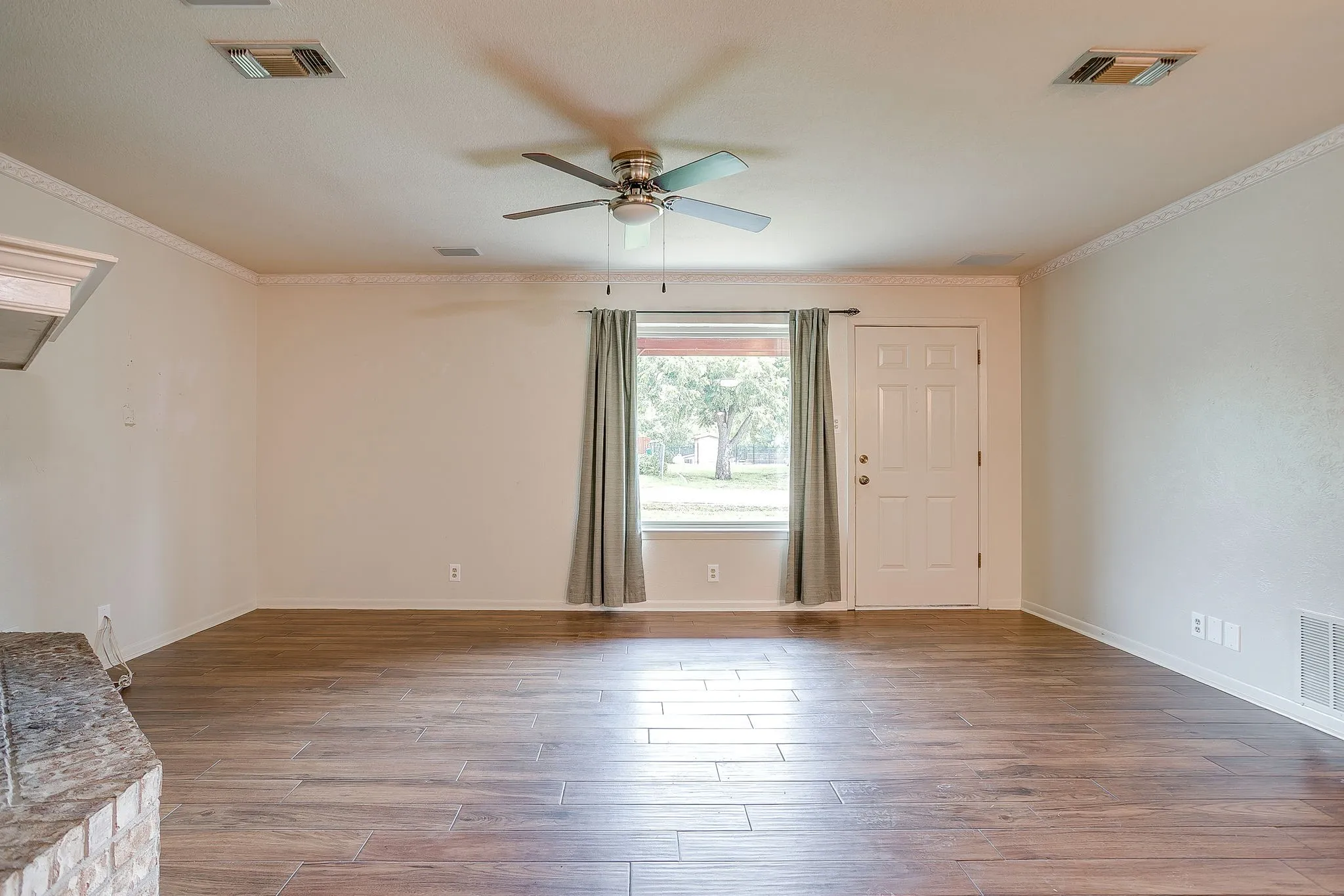 Single Family Residence For Sale in Parker County , 709 N Avenue B, Springtown, Texas 76082, 3 Bedroom, 3 Bathroom, 1 Garage spaces, 1,535 Sqft, built in 1985, mls#21274304, Real Estate Agent in Springtown, Homes For Sale in Parker county, Homes For Sale in Springtown, Realtor in Springtown Texas, Real Estate Brokerage Independent Realty Texas, Luminita Cordes Realtor