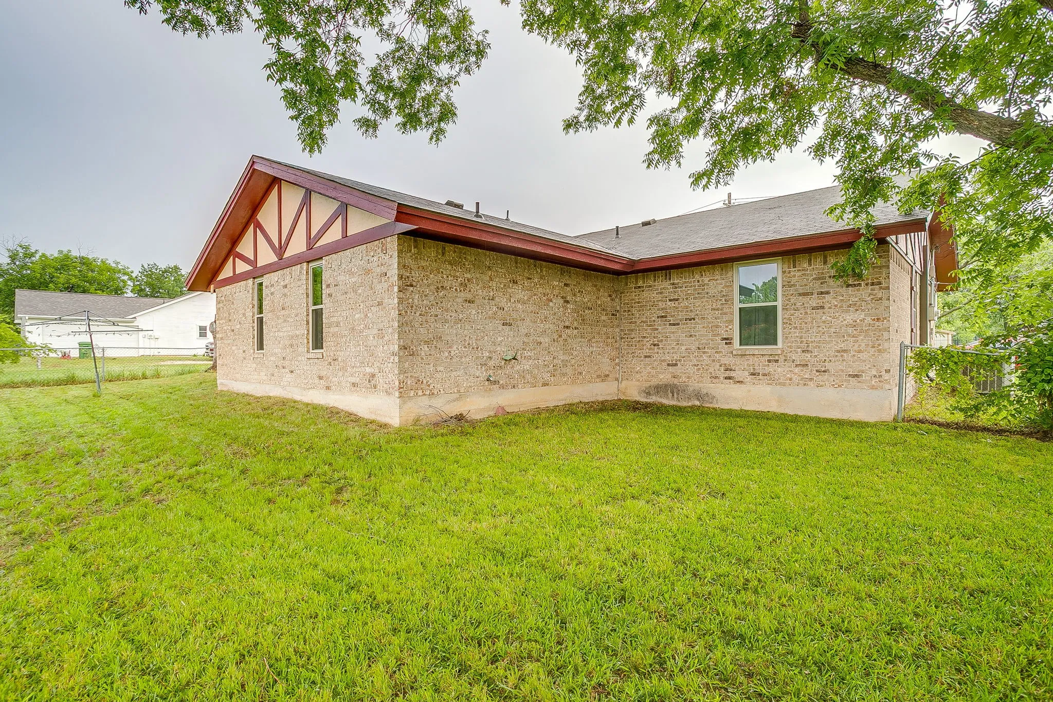 Single Family Residence For Sale in Parker County , 709 N Avenue B, Springtown, Texas 76082, 3 Bedroom, 3 Bathroom, 1 Garage spaces, 1,535 Sqft, built in 1985, mls#21274304, Real Estate Agent in Springtown, Homes For Sale in Parker county, Homes For Sale in Springtown, Realtor in Springtown Texas, Real Estate Brokerage Independent Realty Texas, Luminita Cordes Realtor