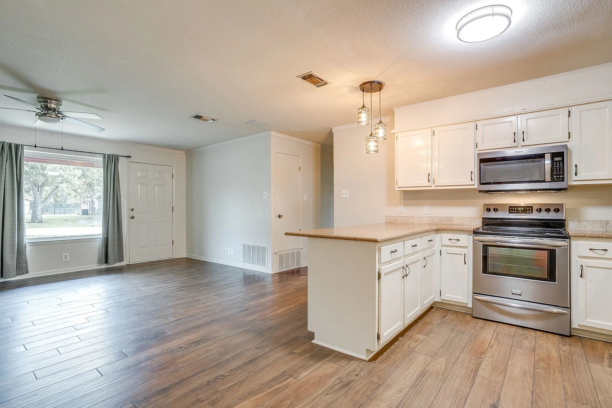 Single Family Residence For Sale in Parker County , 709 N Avenue B, Springtown, Texas 76082, 3 Bedroom, 3 Bathroom, 1 Garage spaces, 1,535 Sqft, built in 1985, mls#21274304, Real Estate Agent in Springtown, Homes For Sale in Parker county, Homes For Sale in Springtown, Realtor in Springtown Texas, Real Estate Brokerage Independent Realty Texas, Luminita Cordes Realtor