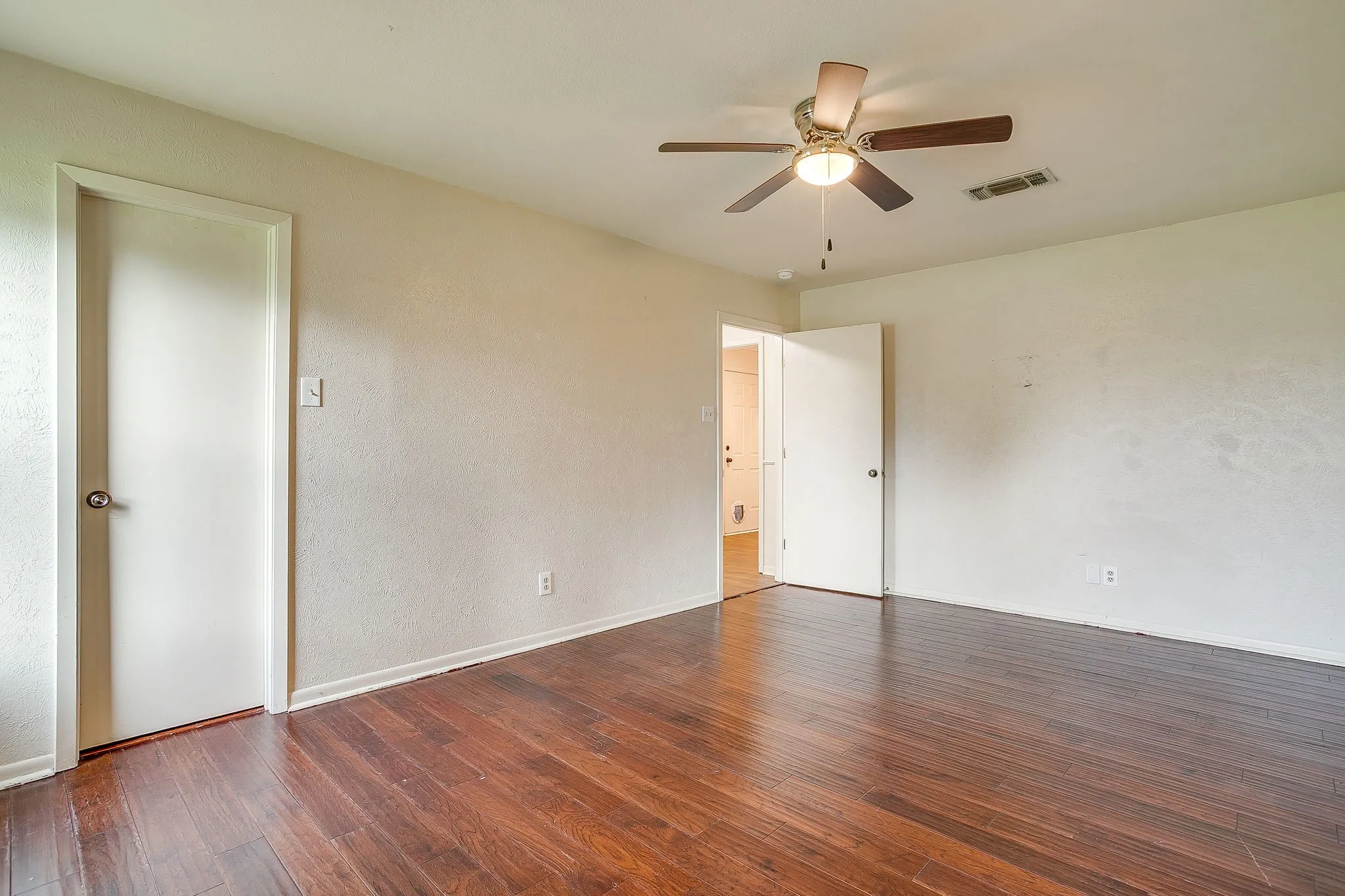 Single Family Residence For Sale in Parker County , 709 N Avenue B, Springtown, Texas 76082, 3 Bedroom, 3 Bathroom, 1 Garage spaces, 1,535 Sqft, built in 1985, mls#21274304, Real Estate Agent in Springtown, Homes For Sale in Parker county, Homes For Sale in Springtown, Realtor in Springtown Texas, Real Estate Brokerage Independent Realty Texas, Luminita Cordes Realtor
