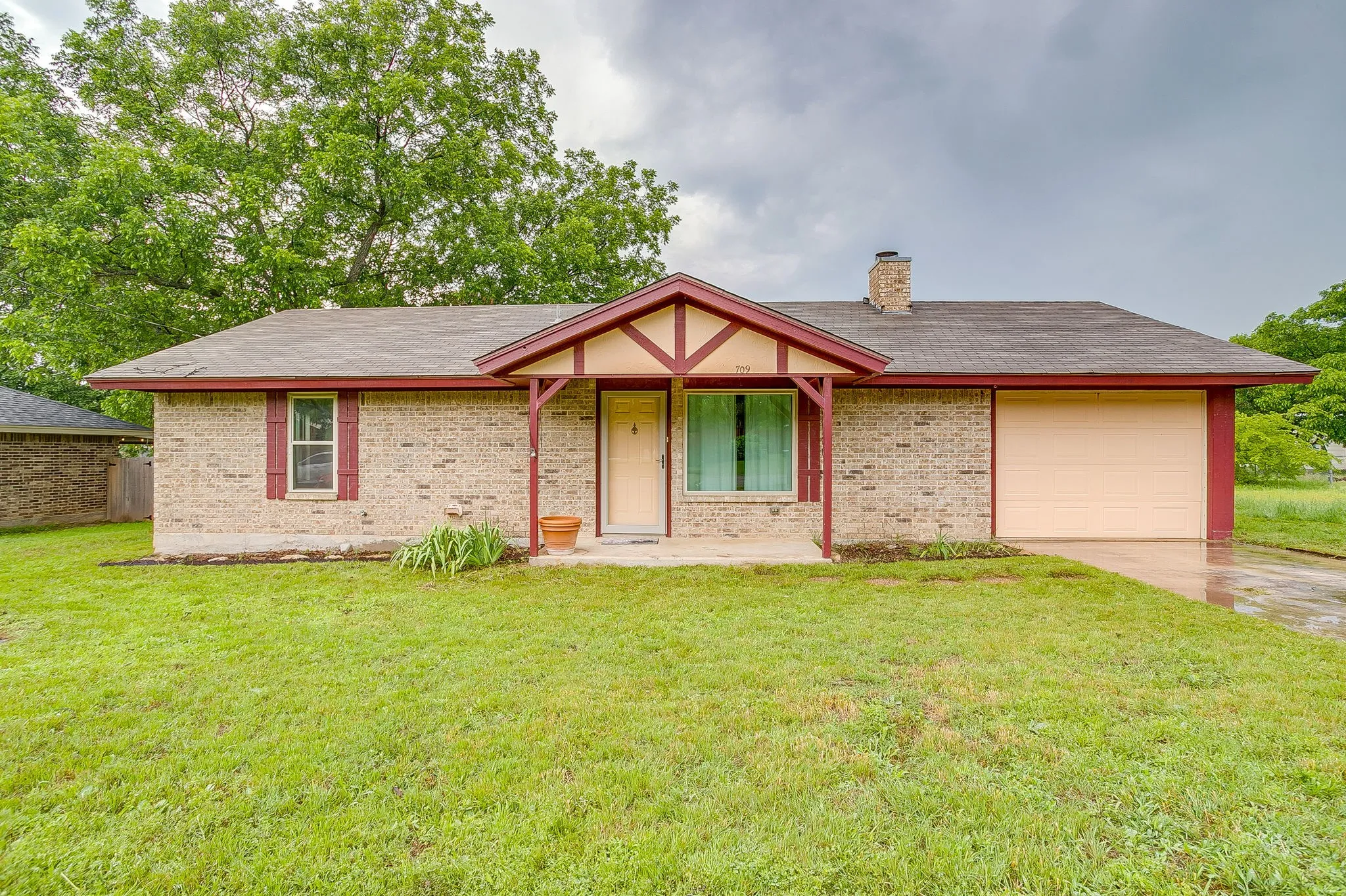 Single Family Residence For Sale in Parker County , 709 N Avenue B, Springtown, Texas 76082, 3 Bedroom, 3 Bathroom, 1 Garage spaces, 1,535 Sqft, built in 1985, mls#21274304, Real Estate Agent in Springtown, Homes For Sale in Parker county, Homes For Sale in Springtown, Realtor in Springtown Texas, Real Estate Brokerage Independent Realty Texas, Luminita Cordes Realtor
