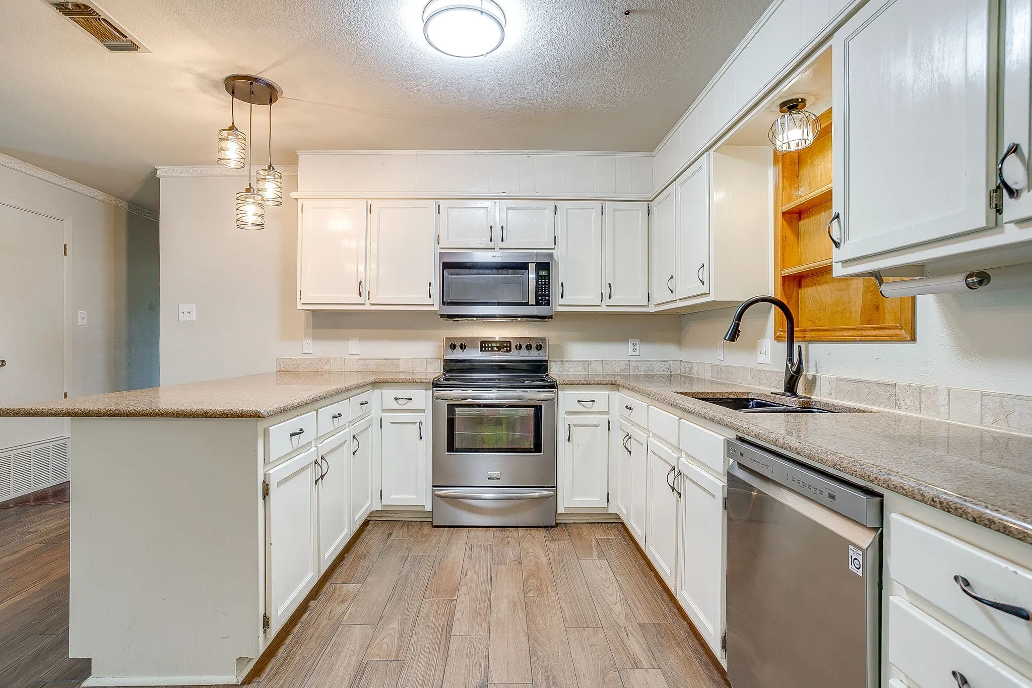 Single Family Residence For Sale in Parker County , 709 N Avenue B, Springtown, Texas 76082, 3 Bedroom, 3 Bathroom, 1 Garage spaces, 1,535 Sqft, built in 1985, mls#21274304, Real Estate Agent in Springtown, Homes For Sale in Parker county, Homes For Sale in Springtown, Realtor in Springtown Texas, Real Estate Brokerage Independent Realty Texas, Luminita Cordes Realtor