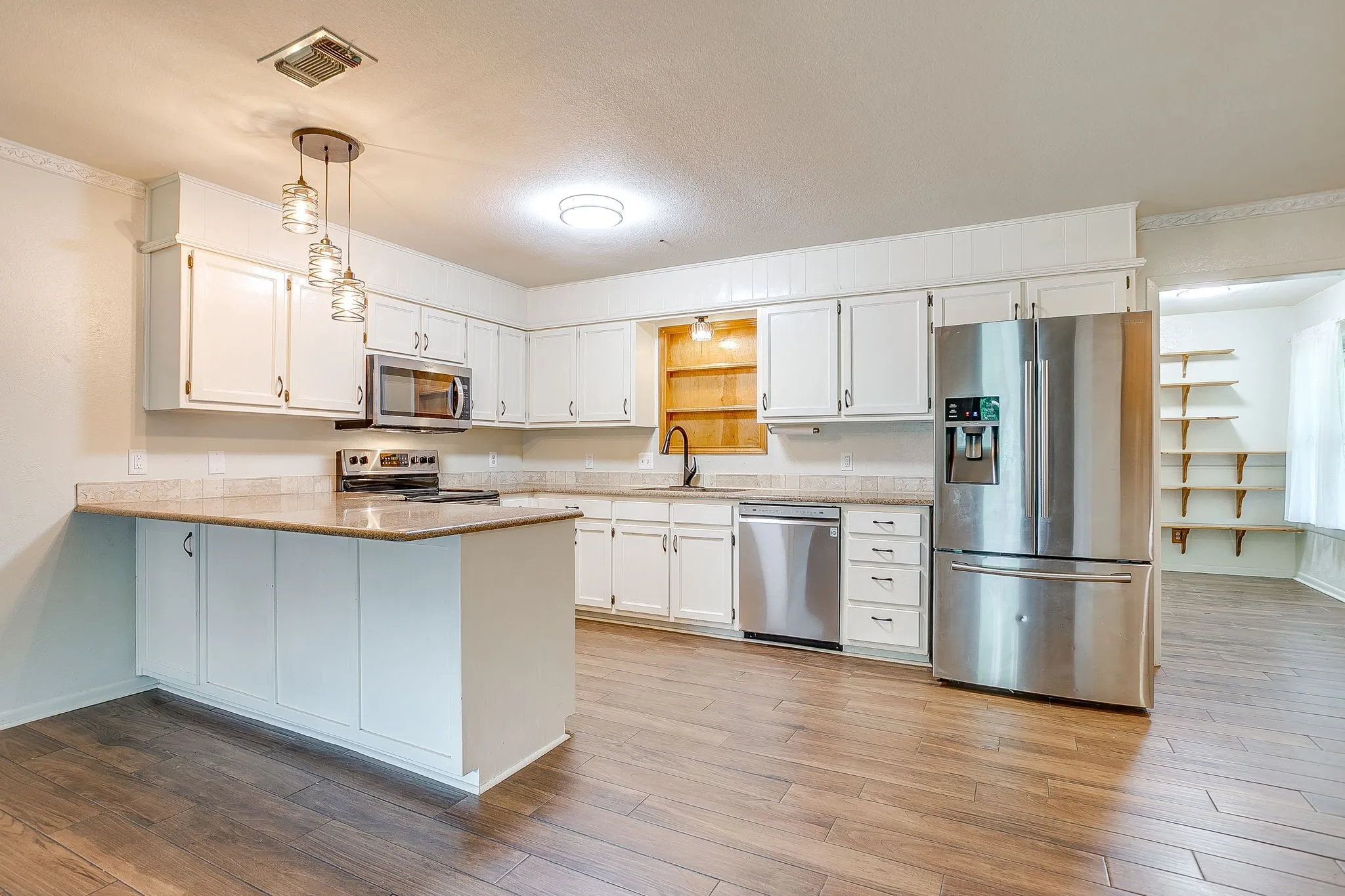 Single Family Residence For Sale in Parker County , 709 N Avenue B, Springtown, Texas 76082, 3 Bedroom, 3 Bathroom, 1 Garage spaces, 1,535 Sqft, built in 1985, mls#21274304, Real Estate Agent in Springtown, Homes For Sale in Parker county, Homes For Sale in Springtown, Realtor in Springtown Texas, Real Estate Brokerage Independent Realty Texas, Luminita Cordes Realtor