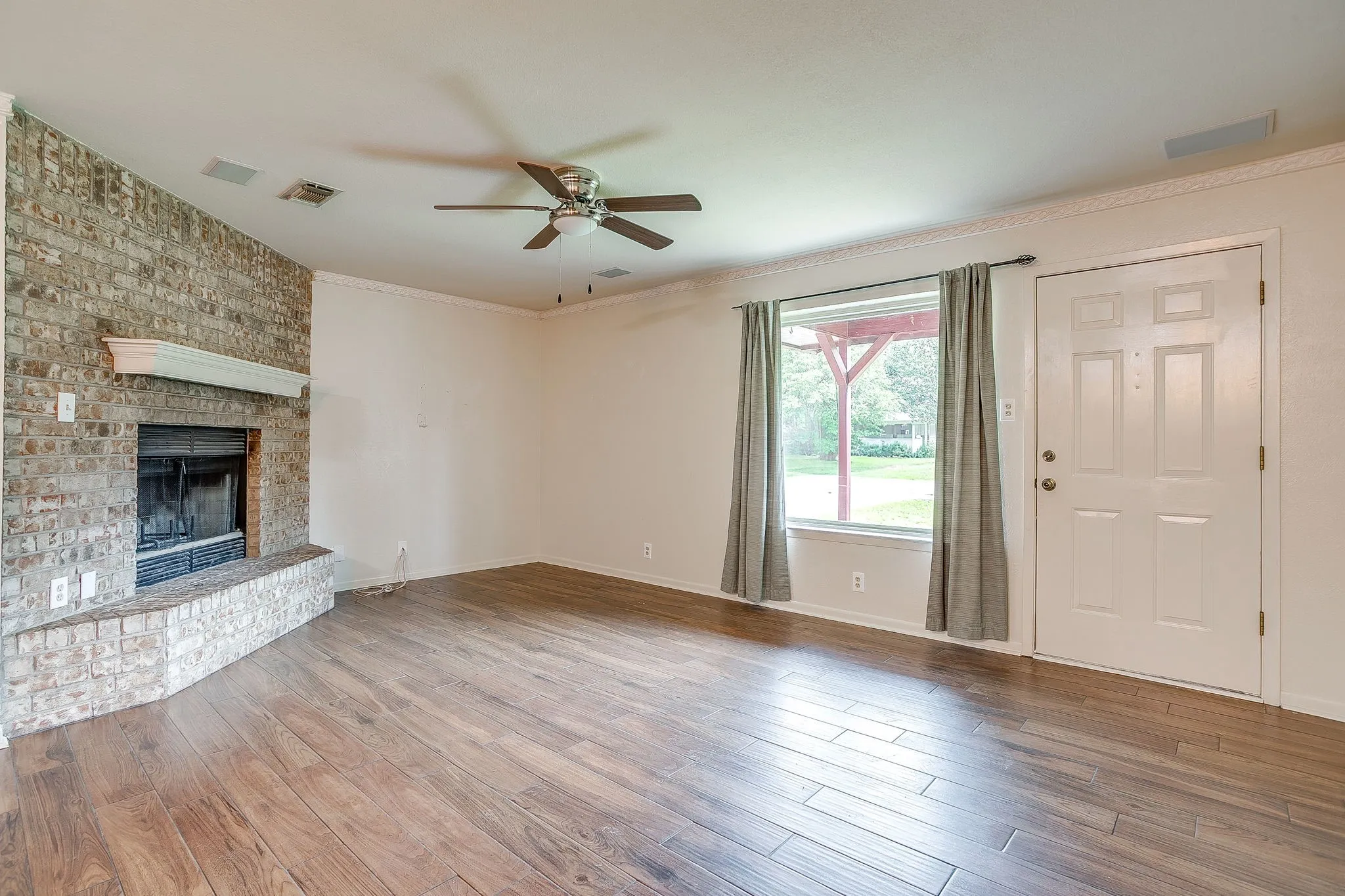 Single Family Residence For Sale in Parker County , 709 N Avenue B, Springtown, Texas 76082, 3 Bedroom, 3 Bathroom, 1 Garage spaces, 1,535 Sqft, built in 1985, mls#21274304, Real Estate Agent in Springtown, Homes For Sale in Parker county, Homes For Sale in Springtown, Realtor in Springtown Texas, Real Estate Brokerage Independent Realty Texas, Luminita Cordes Realtor