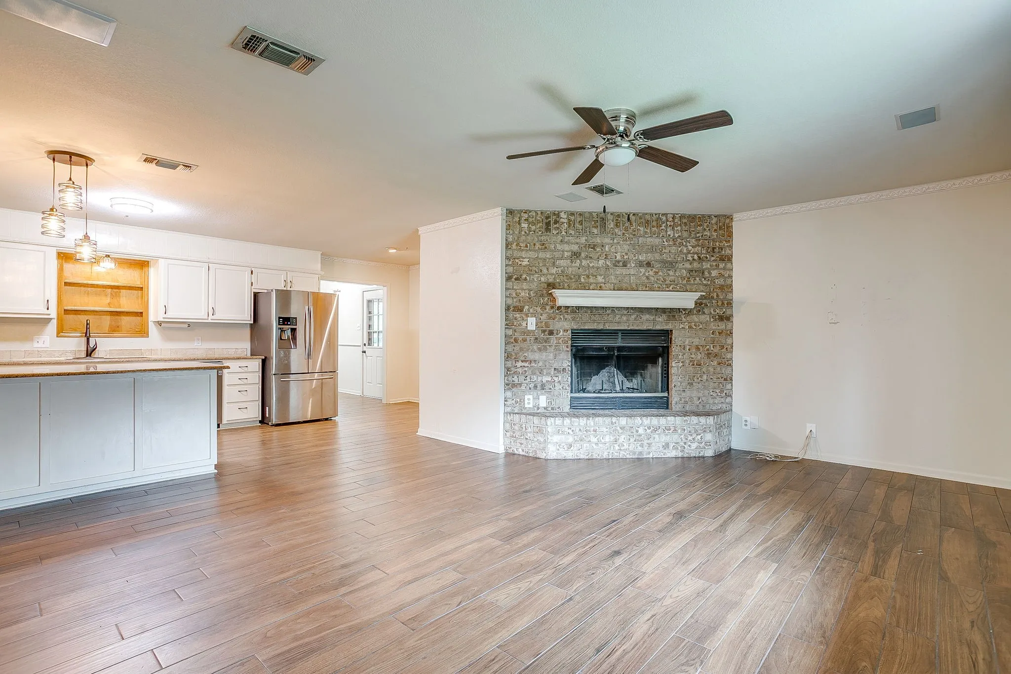 Single Family Residence For Sale in Parker County , 709 N Avenue B, Springtown, Texas 76082, 3 Bedroom, 3 Bathroom, 1 Garage spaces, 1,535 Sqft, built in 1985, mls#21274304, Real Estate Agent in Springtown, Homes For Sale in Parker county, Homes For Sale in Springtown, Realtor in Springtown Texas, Real Estate Brokerage Independent Realty Texas, Luminita Cordes Realtor