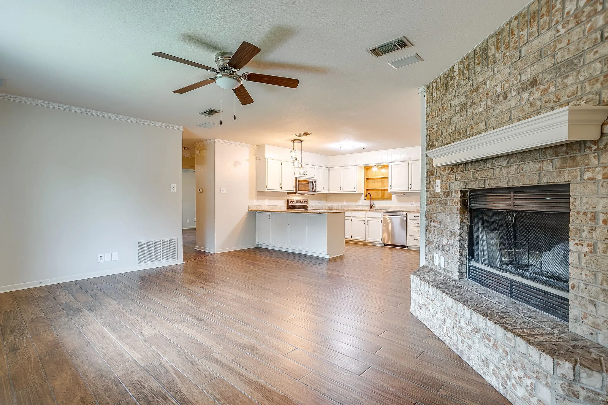 Single Family Residence For Sale in Parker County , 709 N Avenue B, Springtown, Texas 76082, 3 Bedroom, 3 Bathroom, 1 Garage spaces, 1,535 Sqft, built in 1985, mls#21274304, Real Estate Agent in Springtown, Homes For Sale in Parker county, Homes For Sale in Springtown, Realtor in Springtown Texas, Real Estate Brokerage Independent Realty Texas, Luminita Cordes Realtor