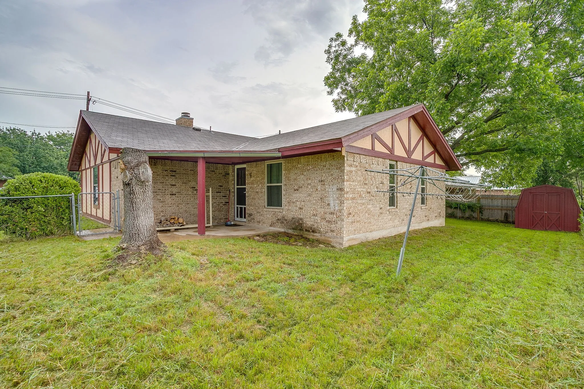 Single Family Residence For Sale in Parker County , 709 N Avenue B, Springtown, Texas 76082, 3 Bedroom, 3 Bathroom, 1 Garage spaces, 1,535 Sqft, built in 1985, mls#21274304, Real Estate Agent in Springtown, Homes For Sale in Parker county, Homes For Sale in Springtown, Realtor in Springtown Texas, Real Estate Brokerage Independent Realty Texas, Luminita Cordes Realtor